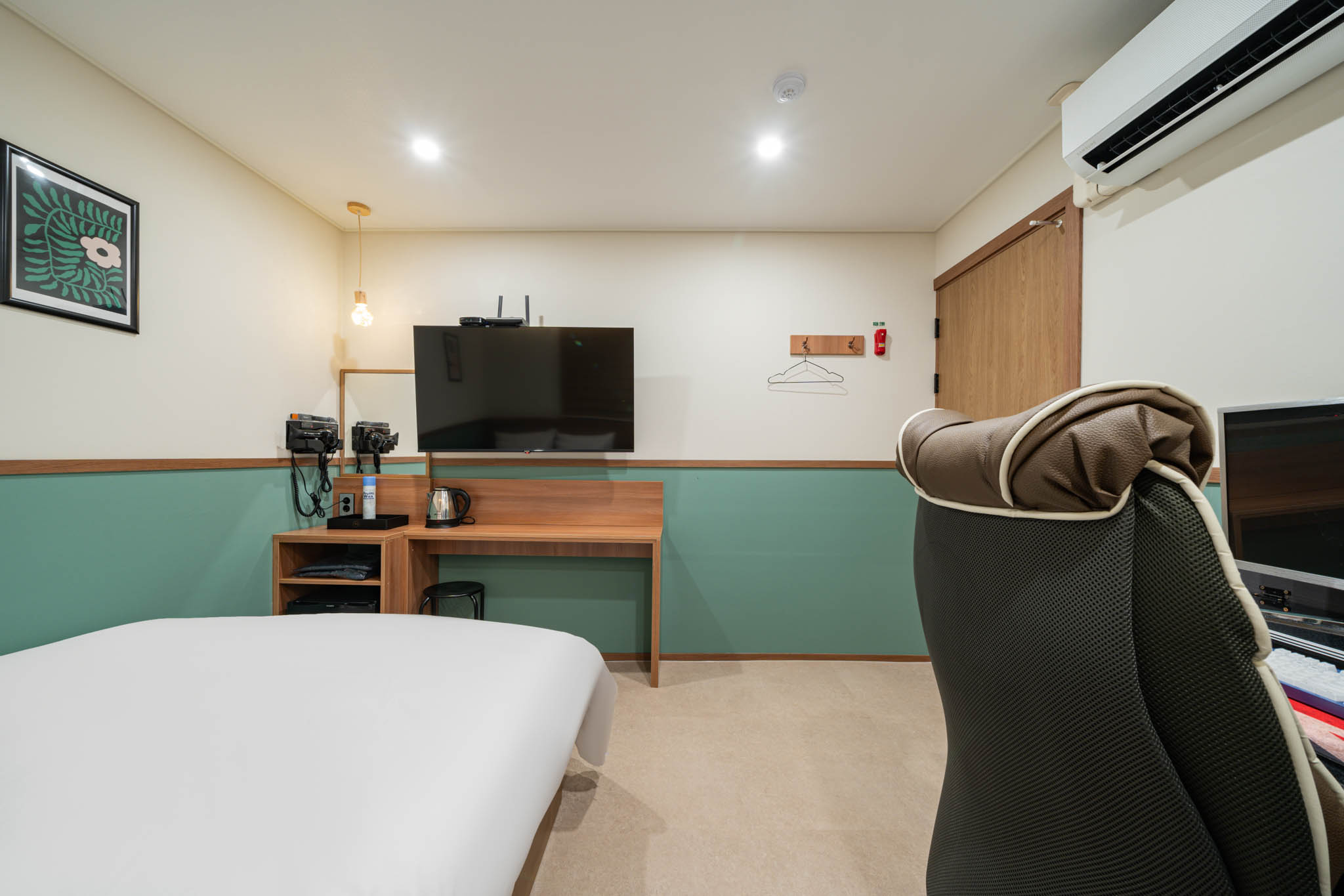 room detail thumbnail 2