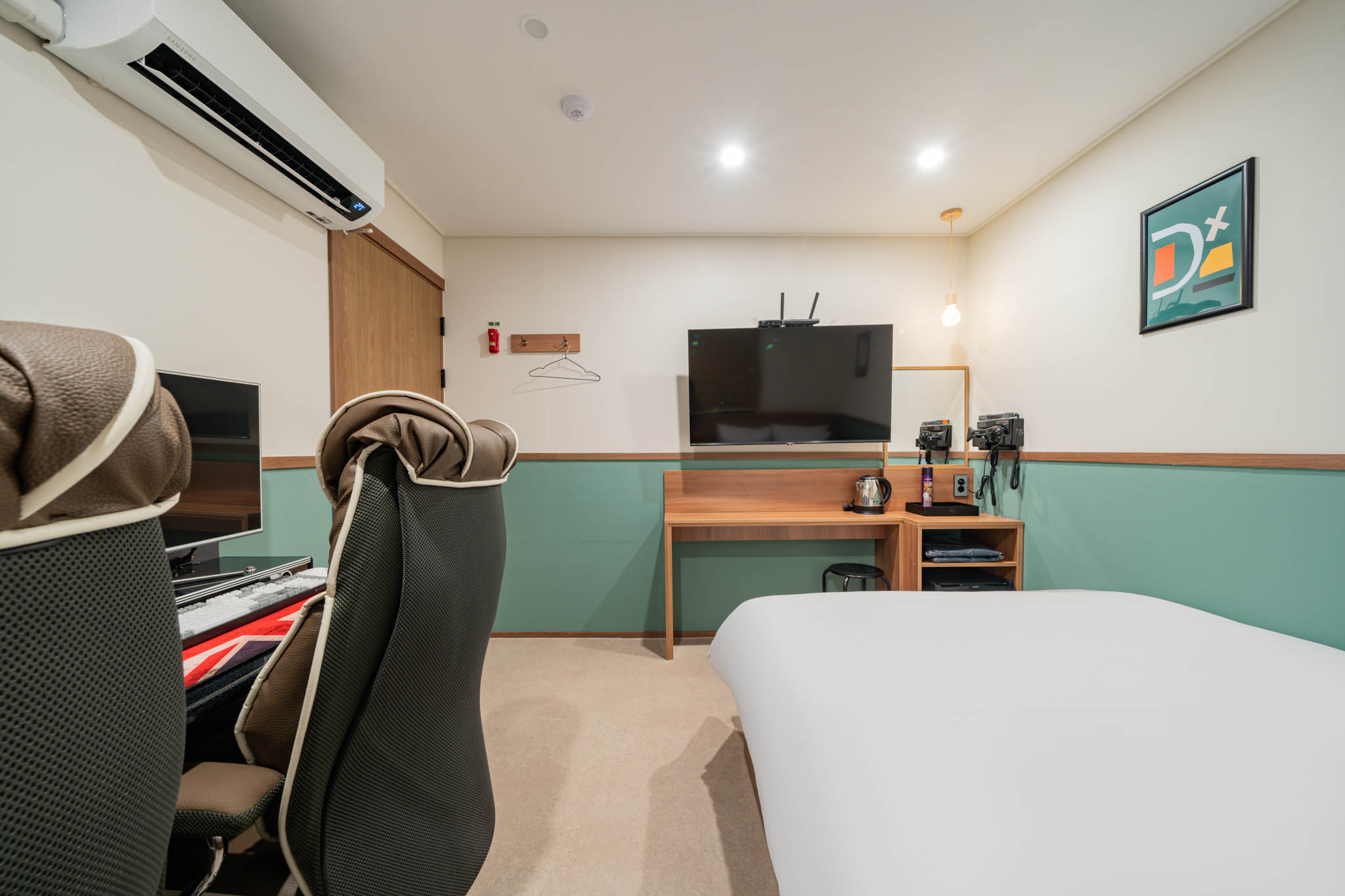 room detail thumbnail 2