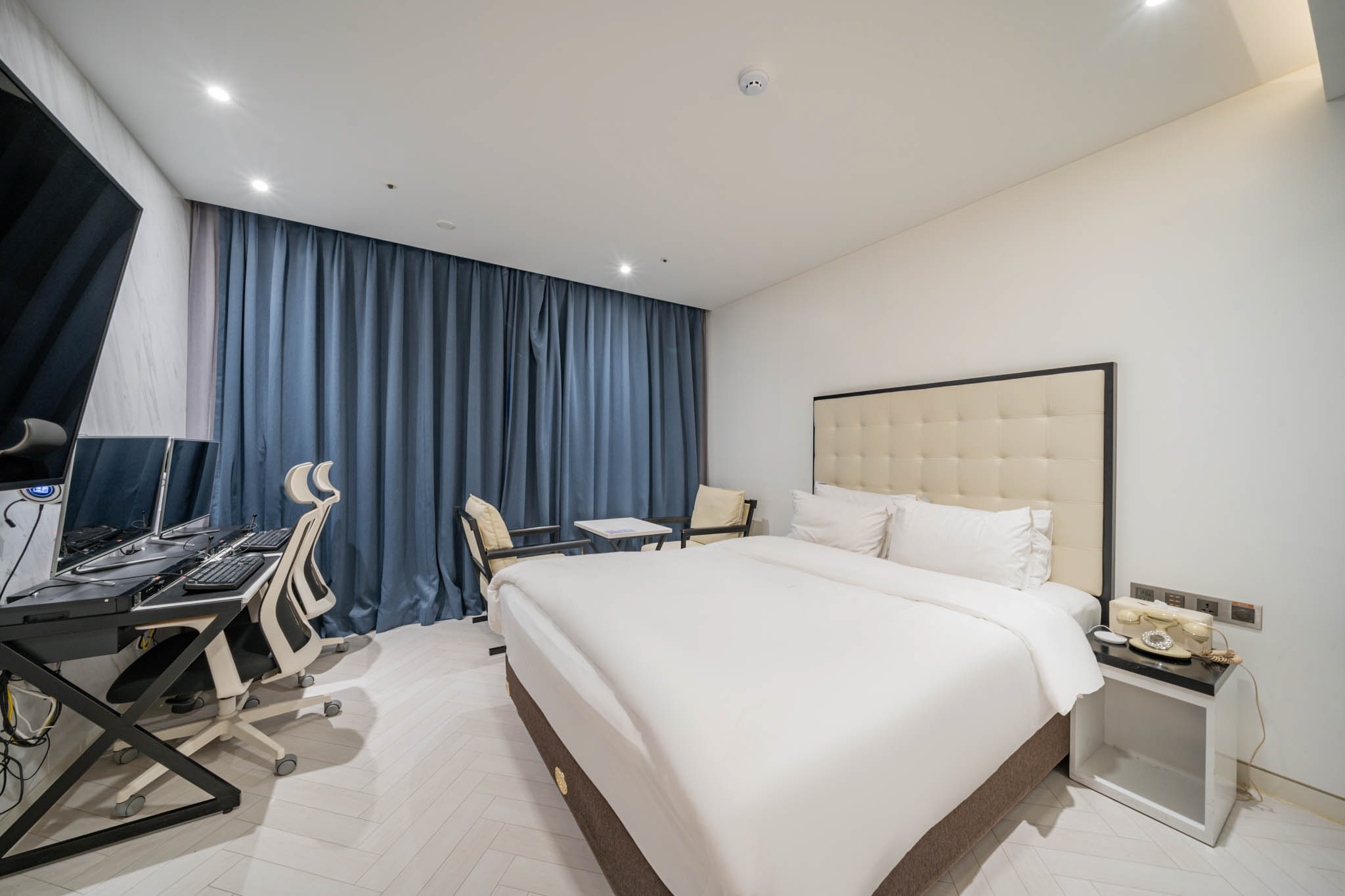 room detail thumbnail 1