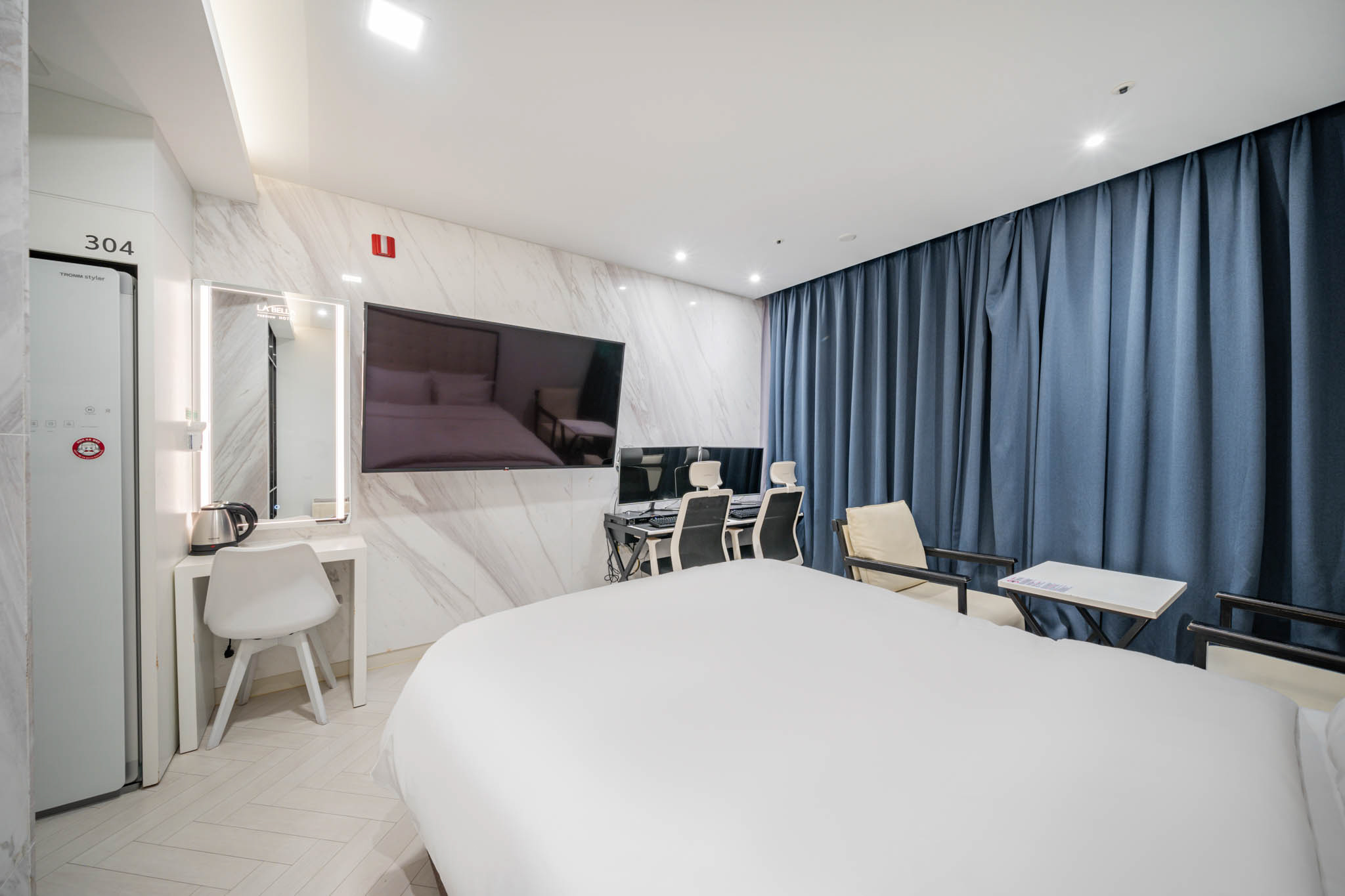 room detail thumbnail 2