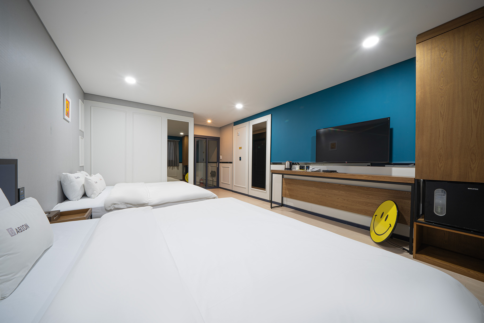 room detail thumbnail 2