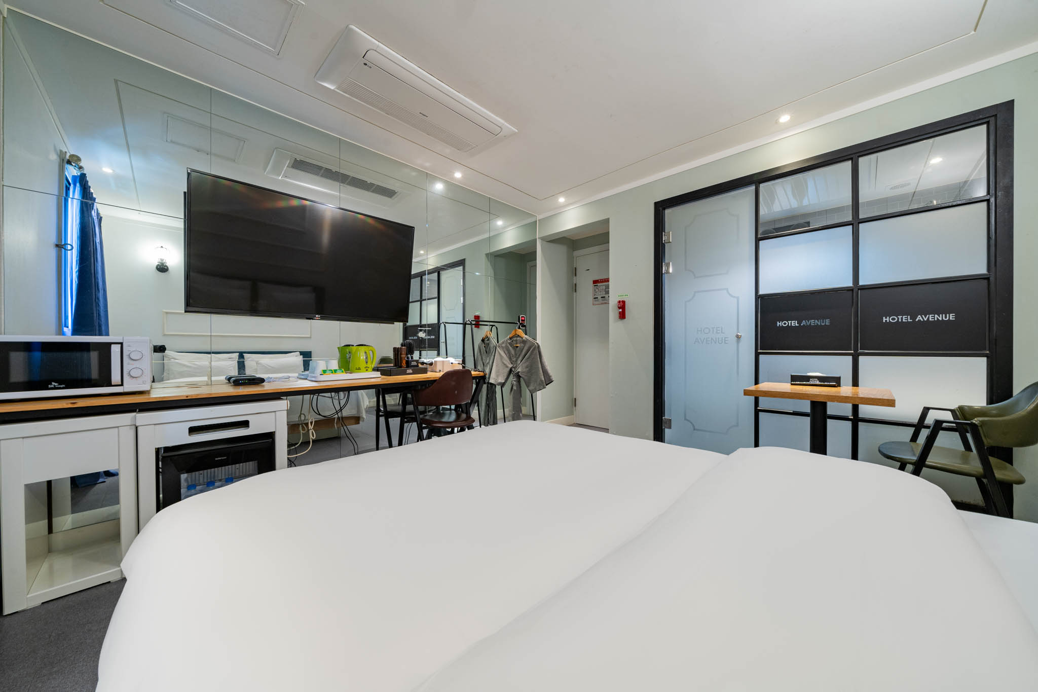 room detail thumbnail 2