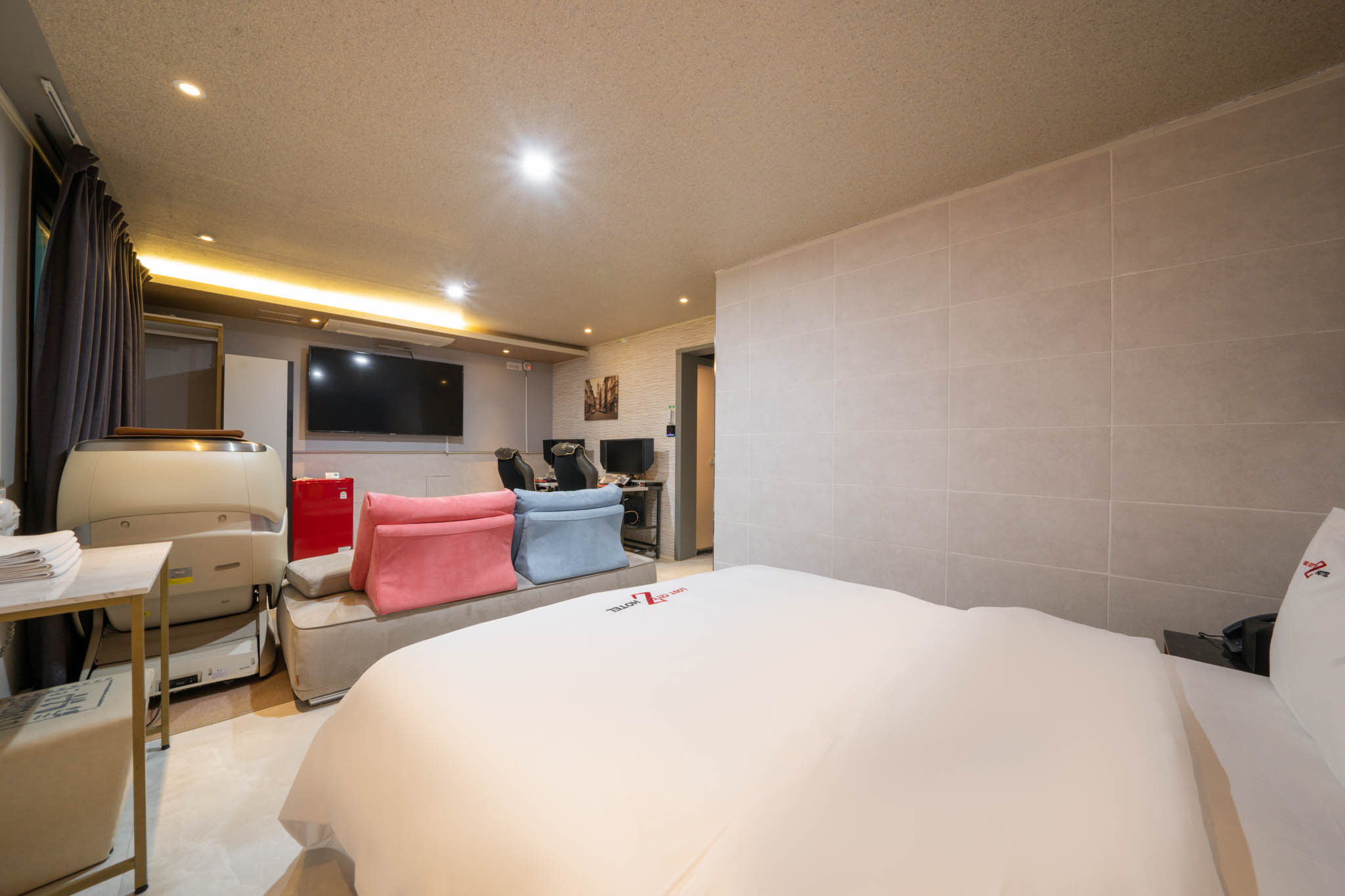 room detail thumbnail 2