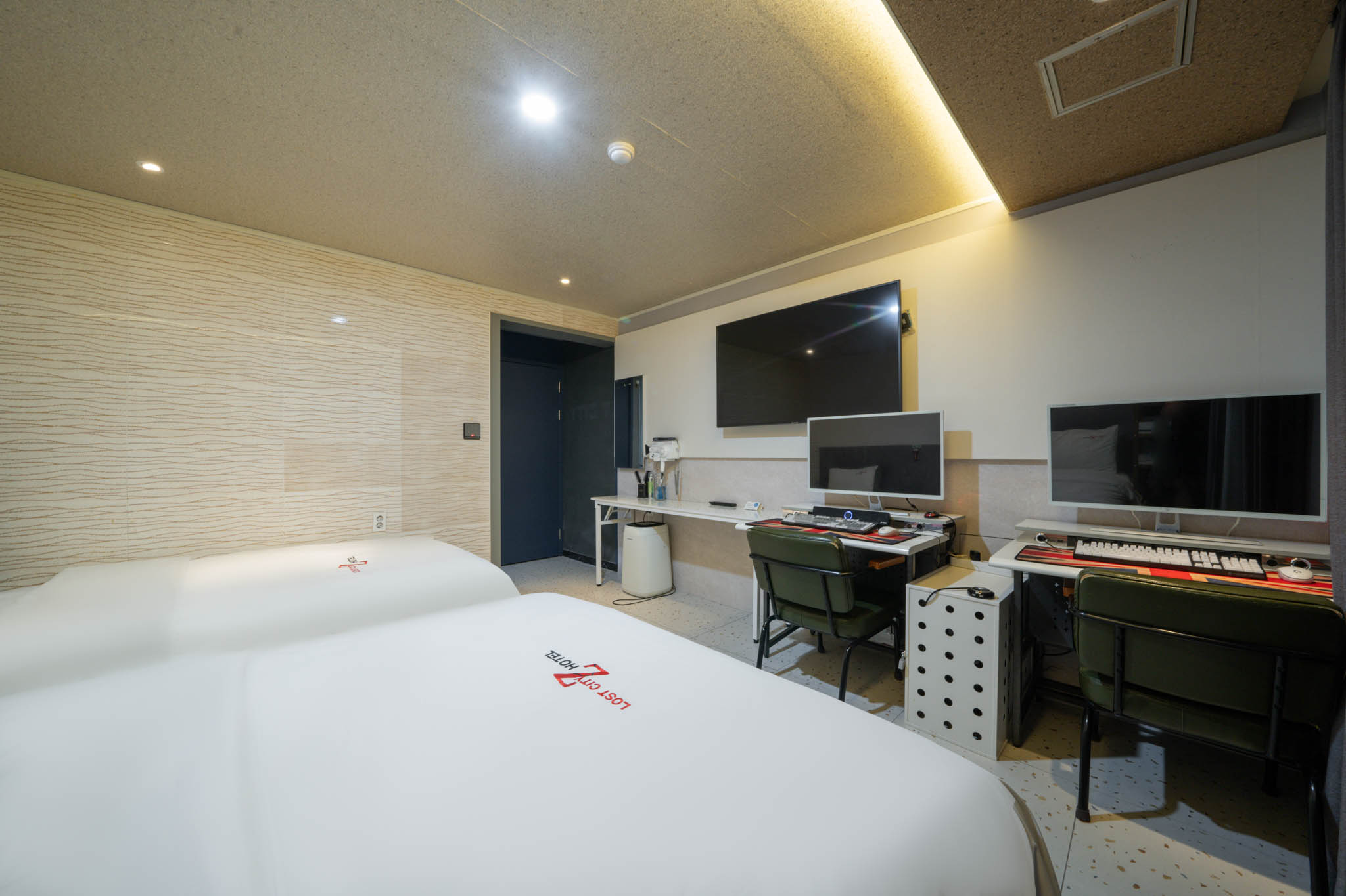 room detail thumbnail 2