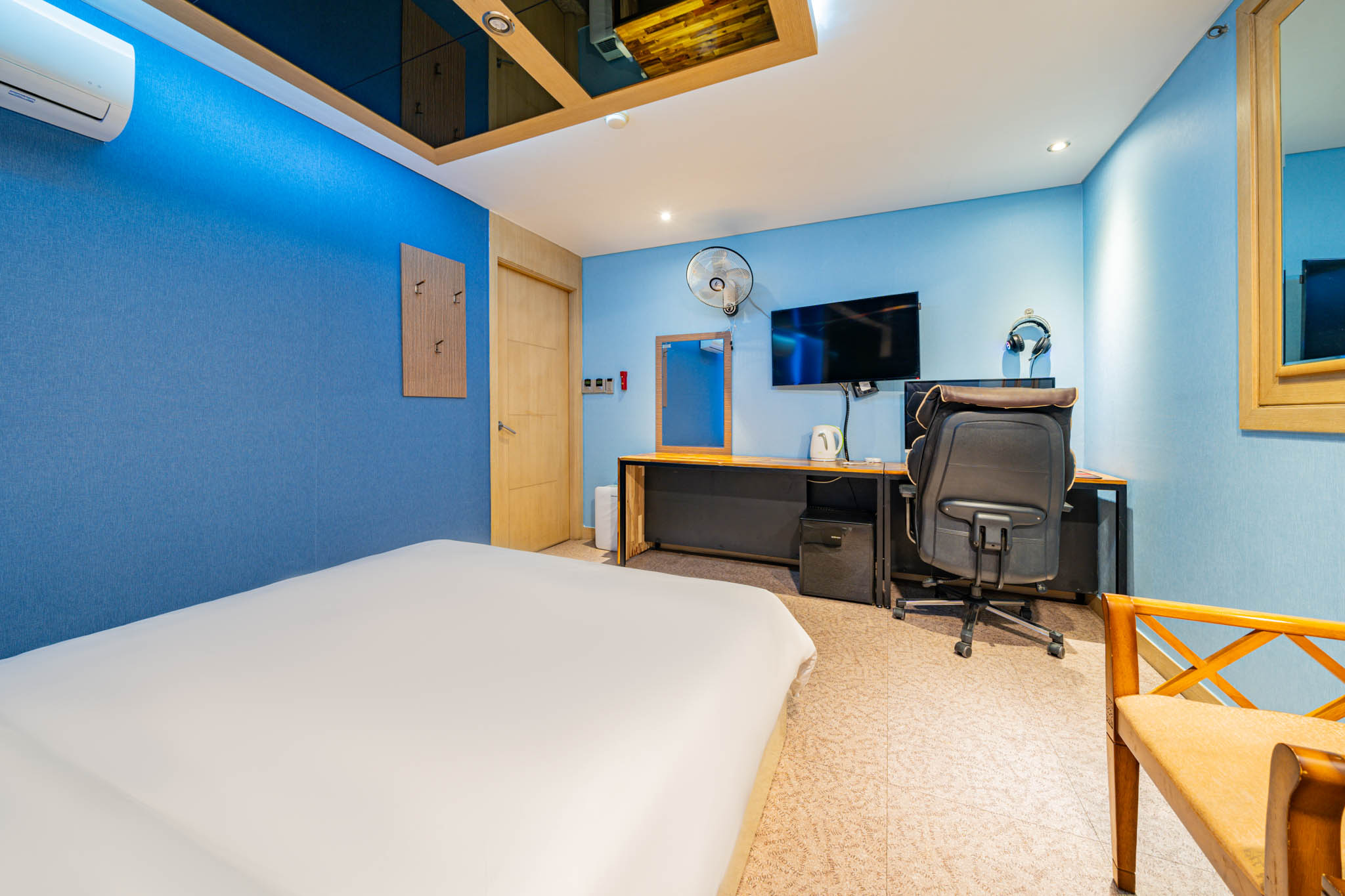 room detail thumbnail 2