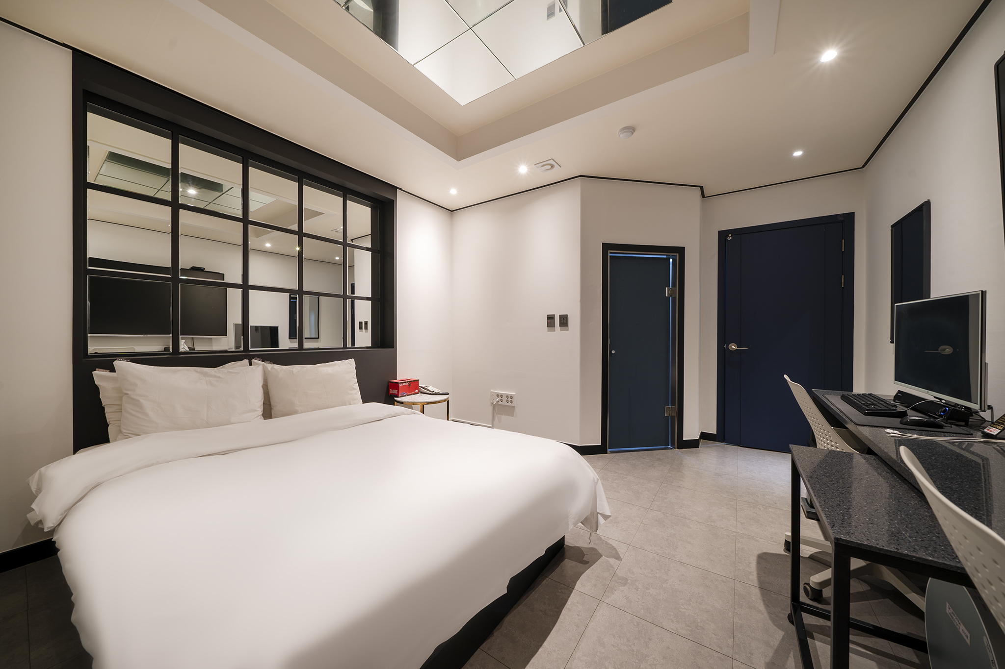 room detail thumbnail 2