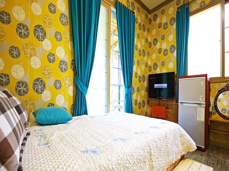 room detail thumbnail 2