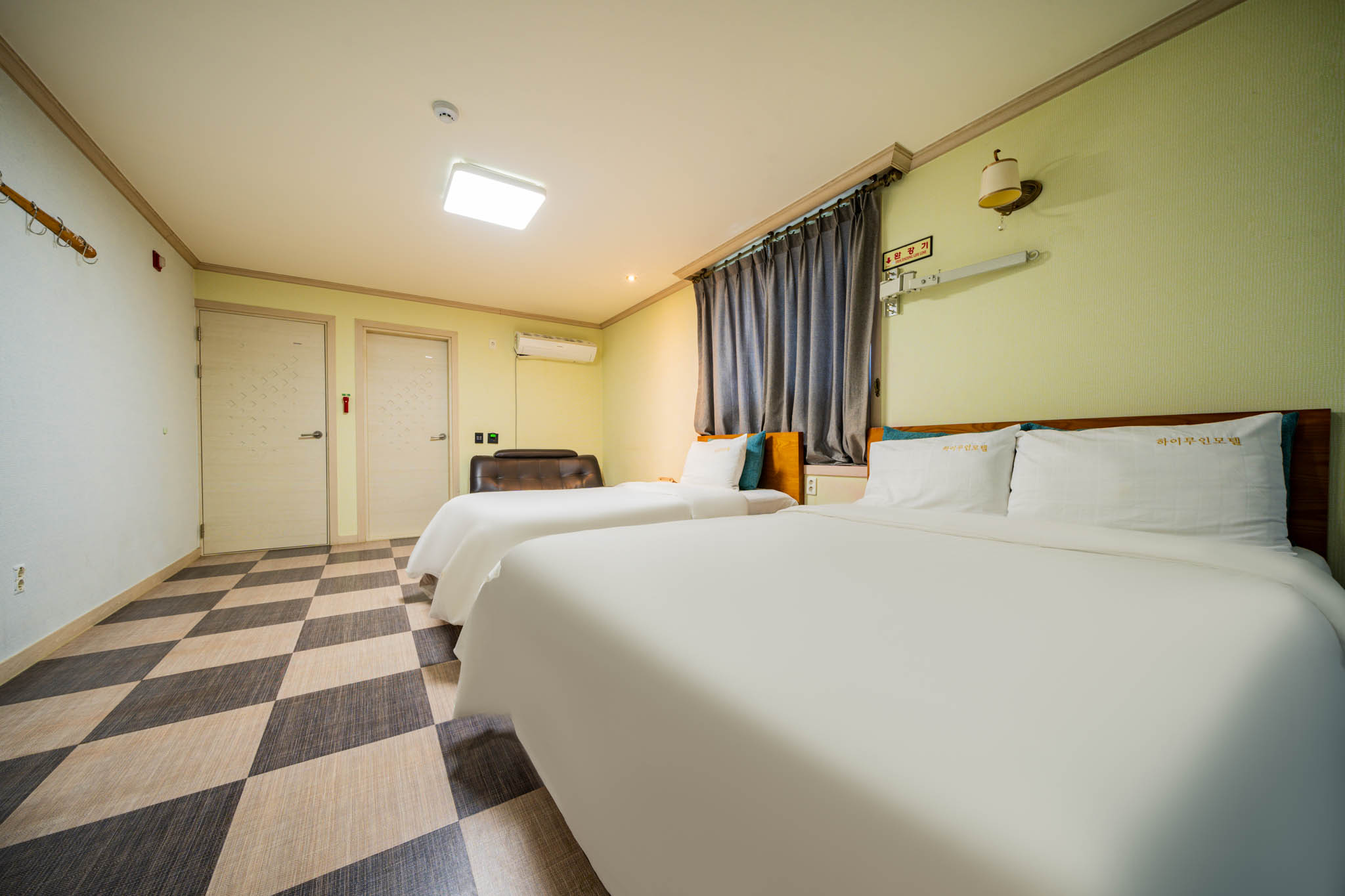 room detail thumbnail 1