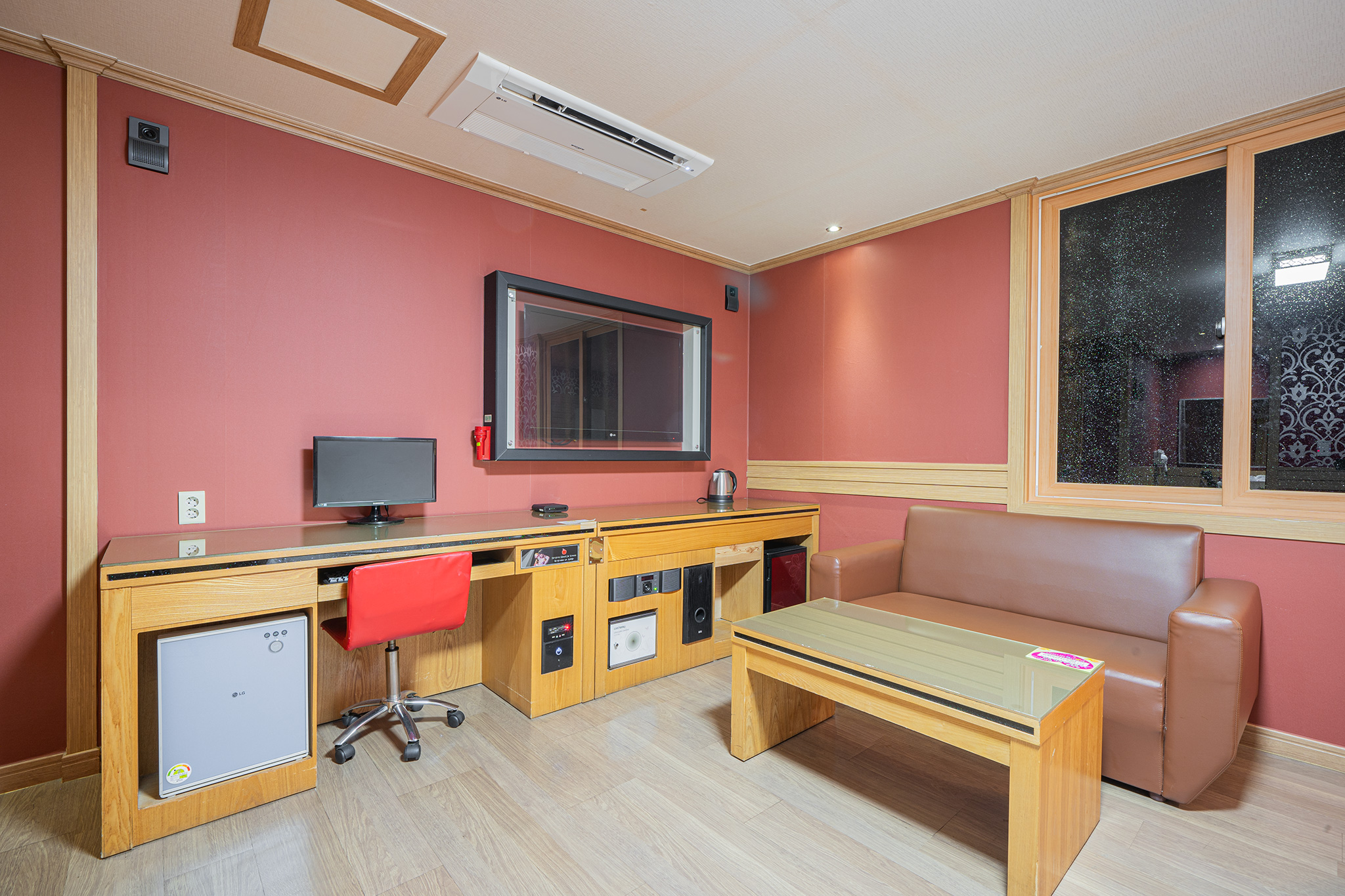 room detail thumbnail 2