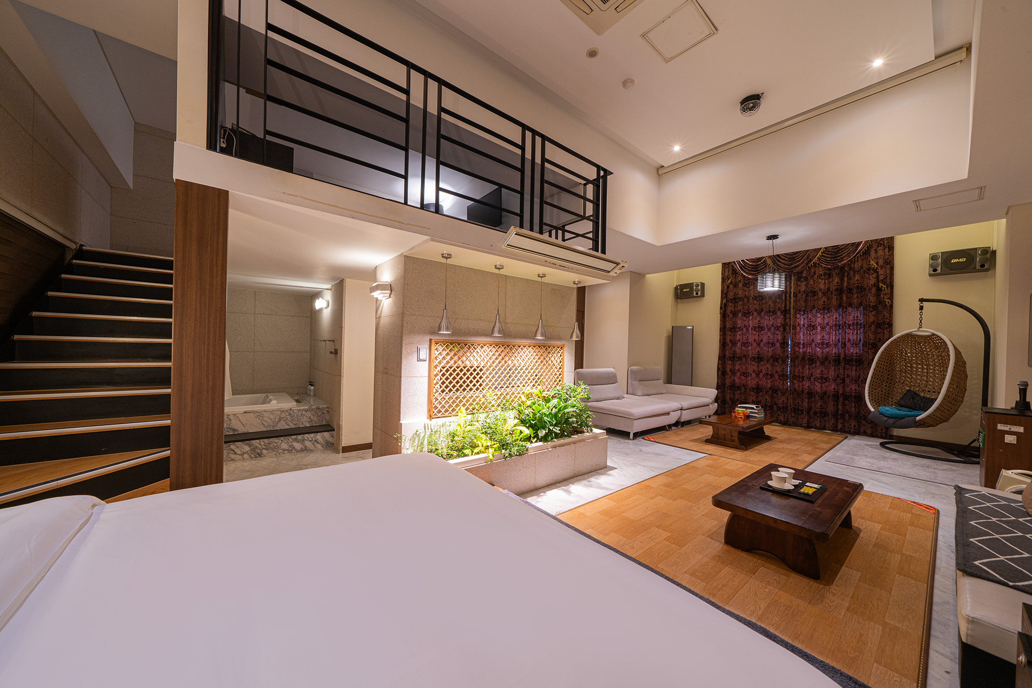 room detail thumbnail 1