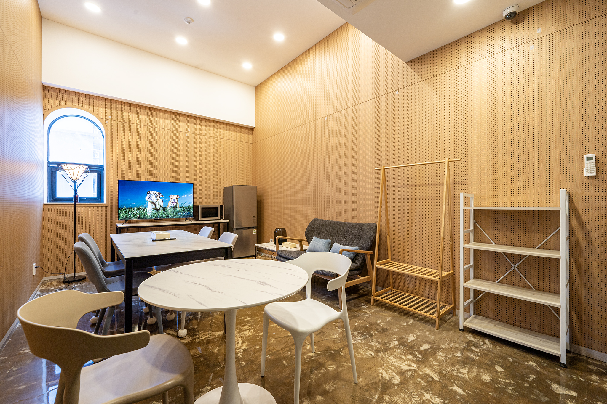 room detail thumbnail 2