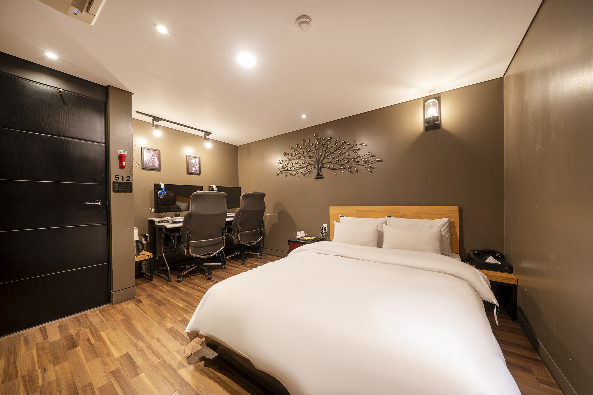 room detail thumbnail 2
