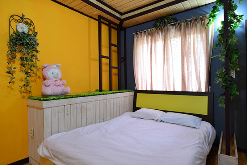 room detail thumbnail 2