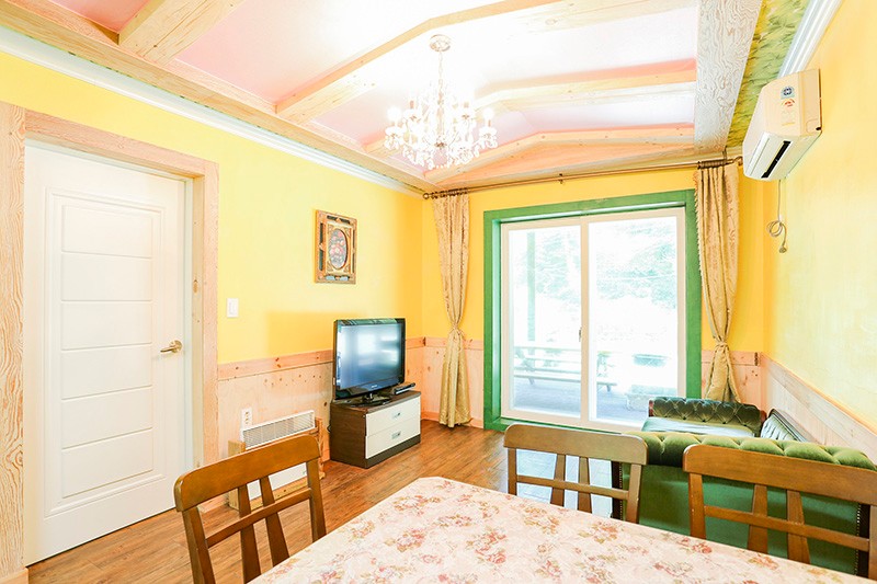 room detail thumbnail 2