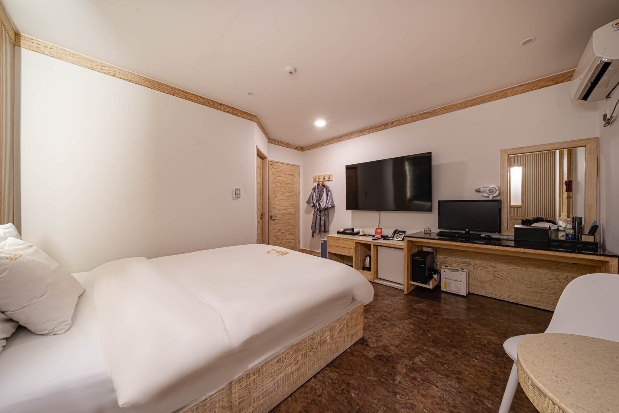 room detail thumbnail 2