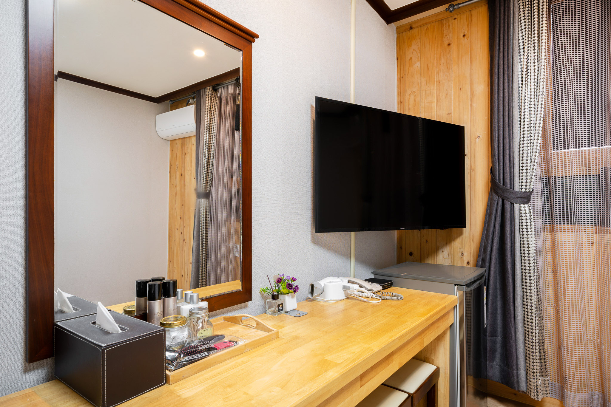 room detail thumbnail 2