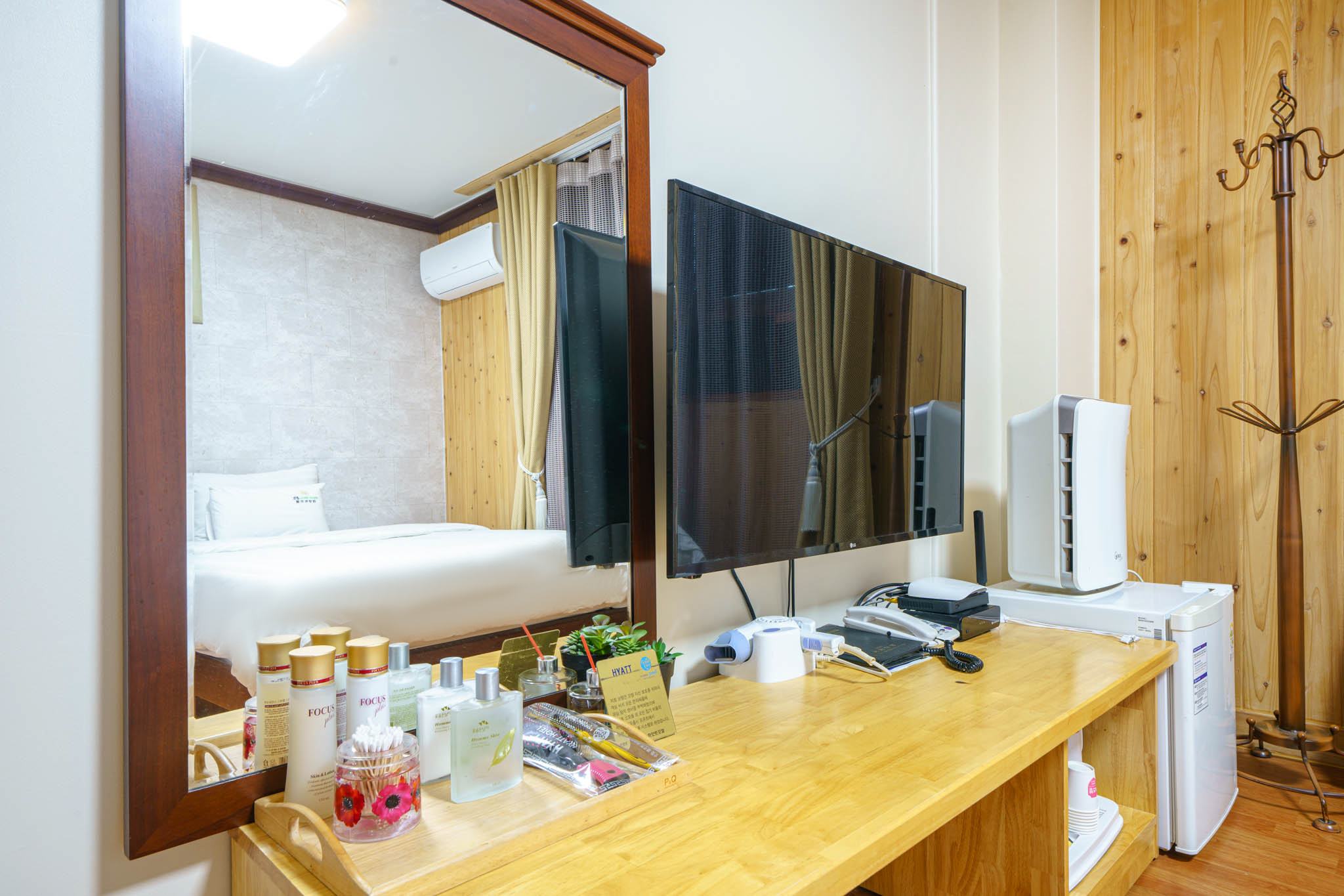 room detail thumbnail 2