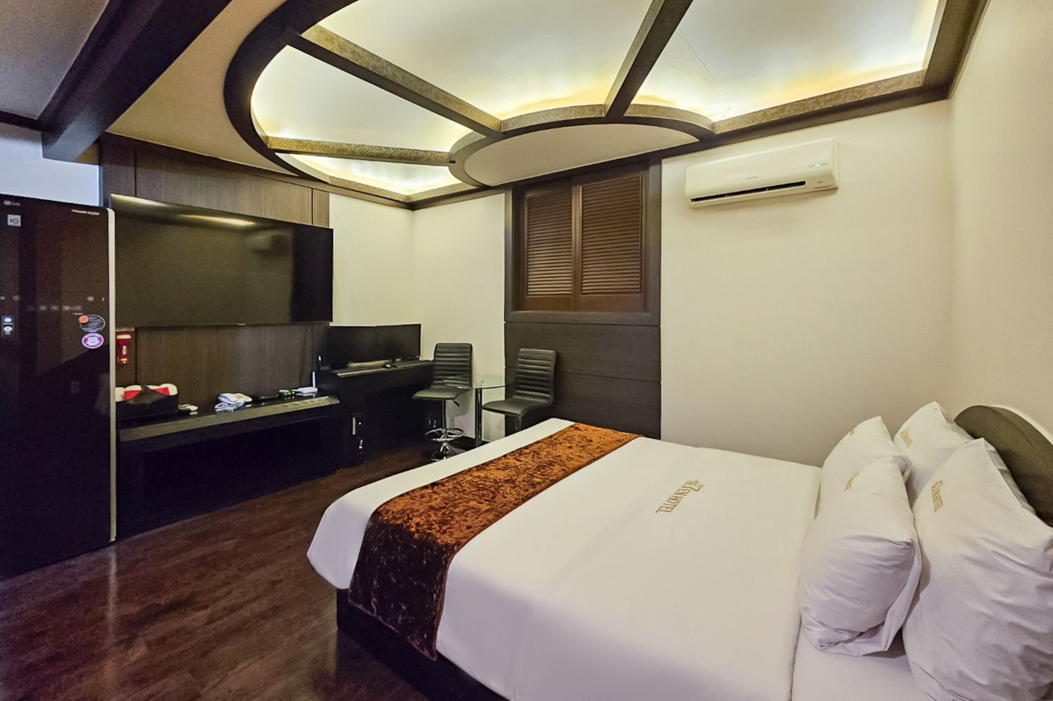 room detail thumbnail 1