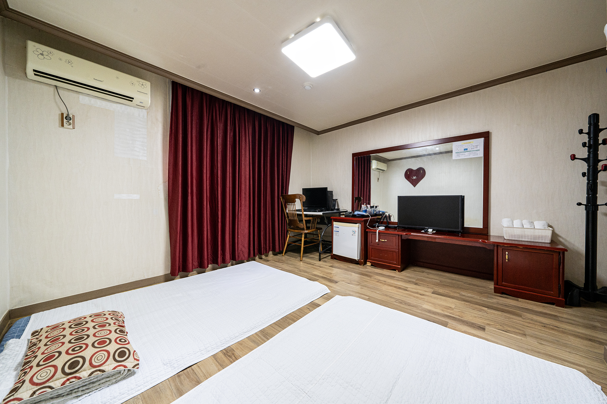 room detail thumbnail 2