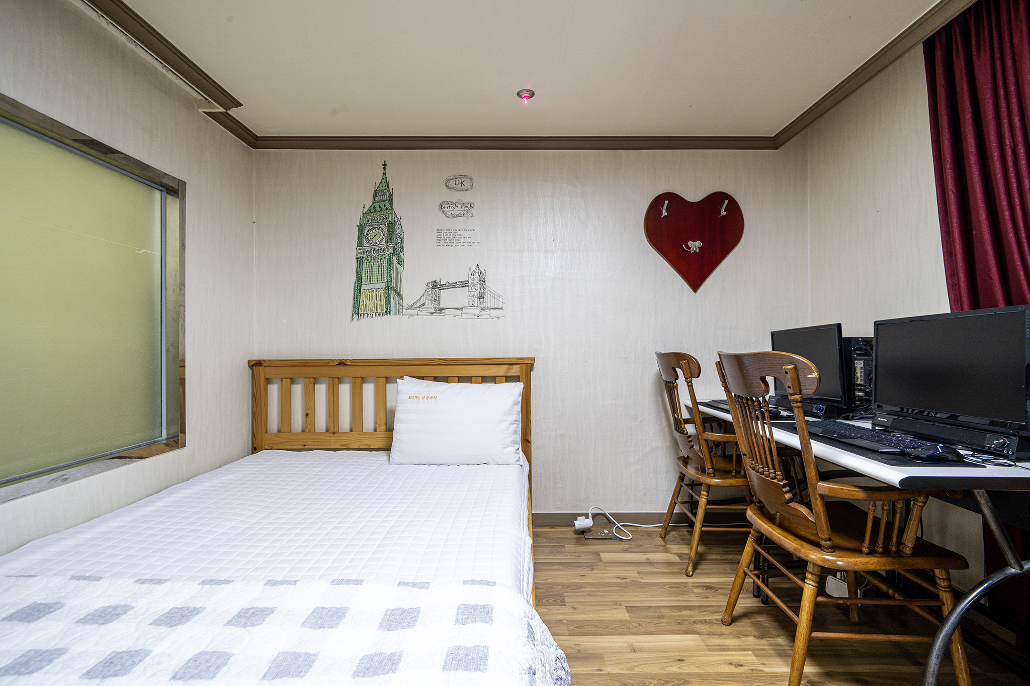 room detail thumbnail 2