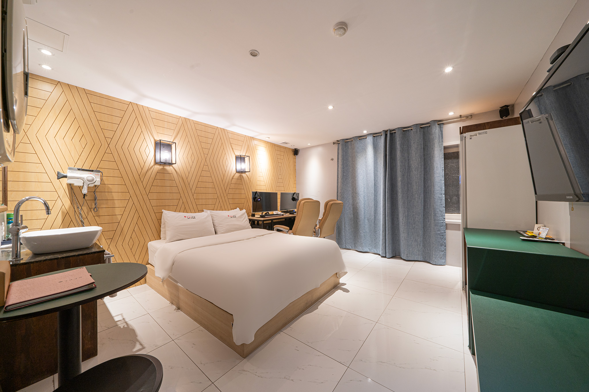 room detail thumbnail 2