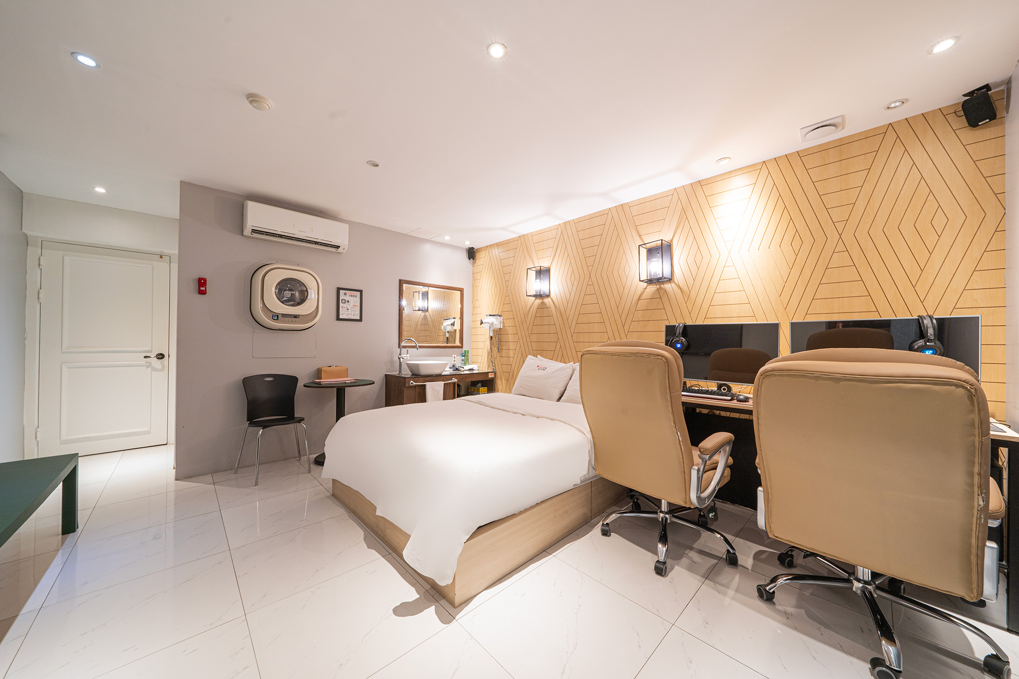 room detail thumbnail 1