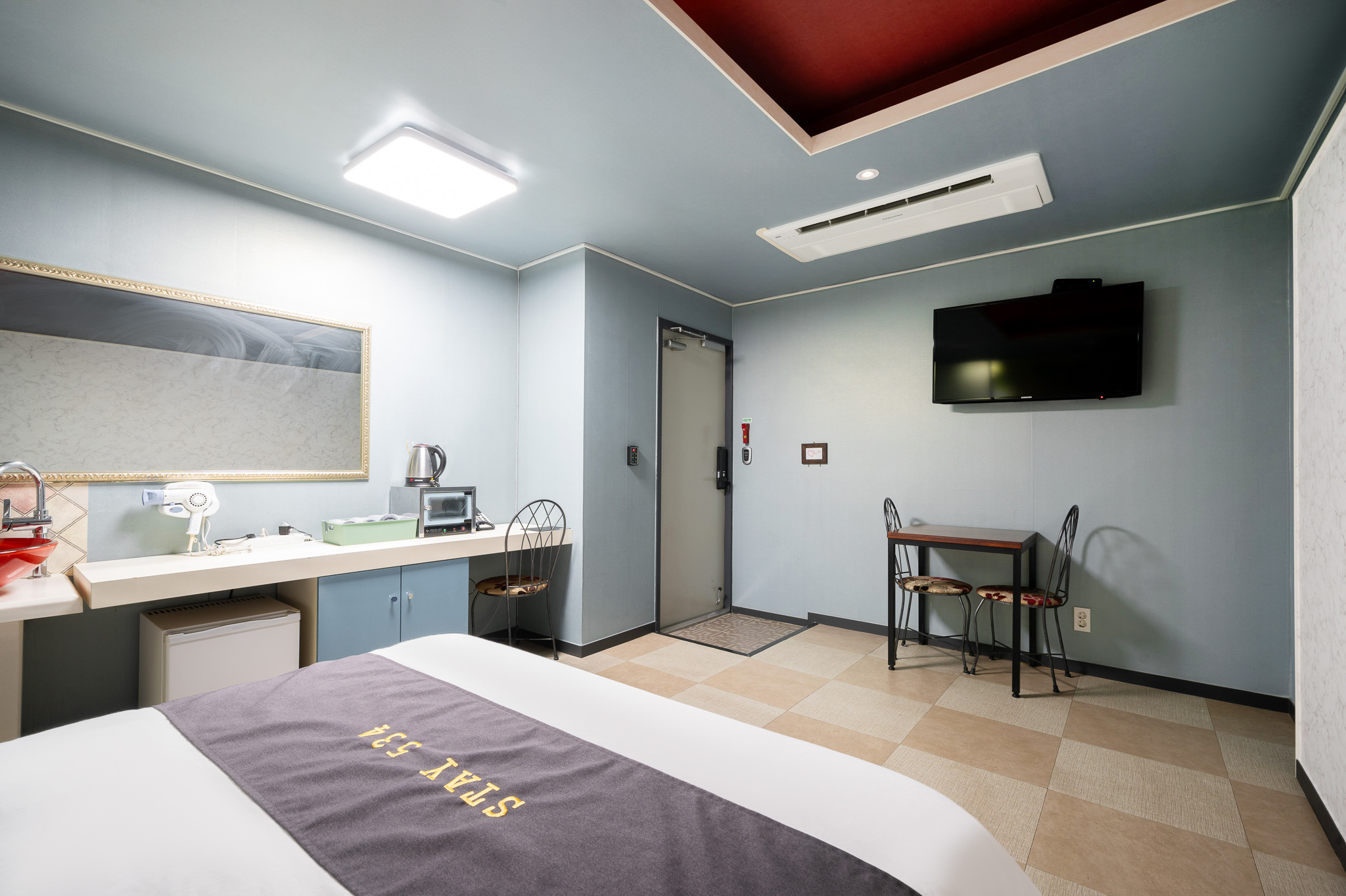 room detail thumbnail 2