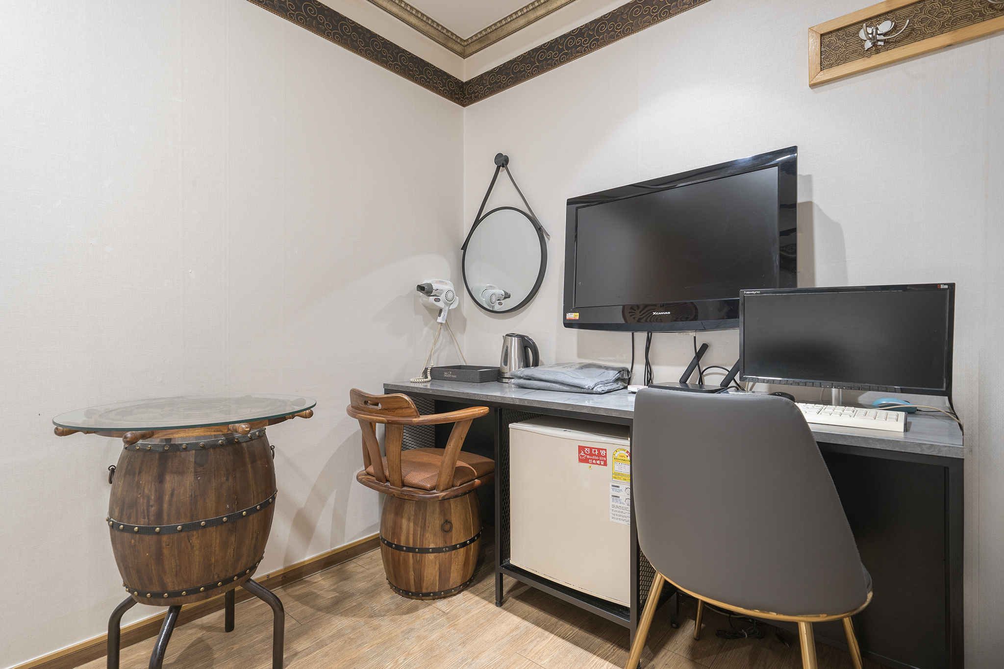 room detail thumbnail 2