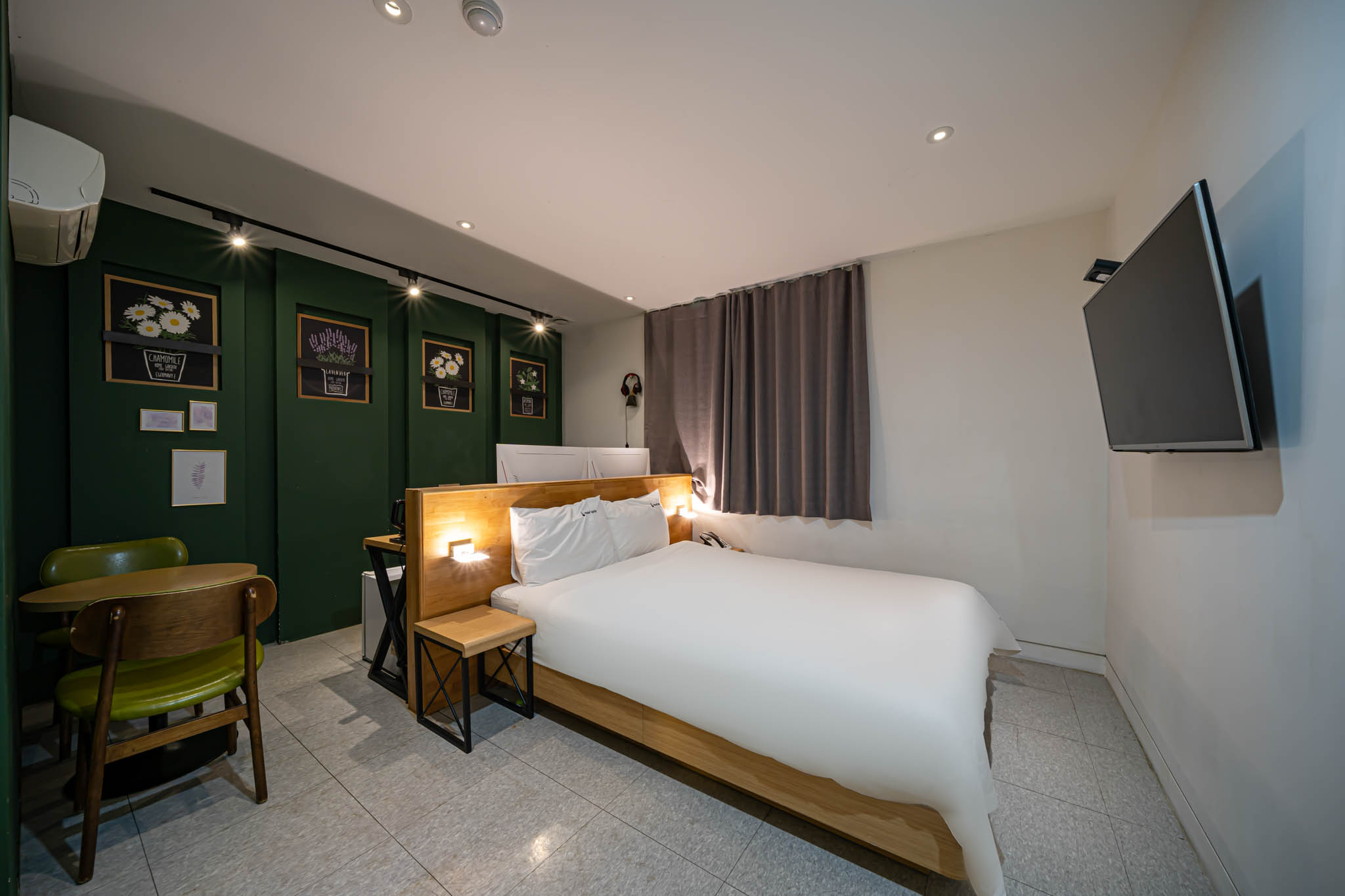 room detail thumbnail 2