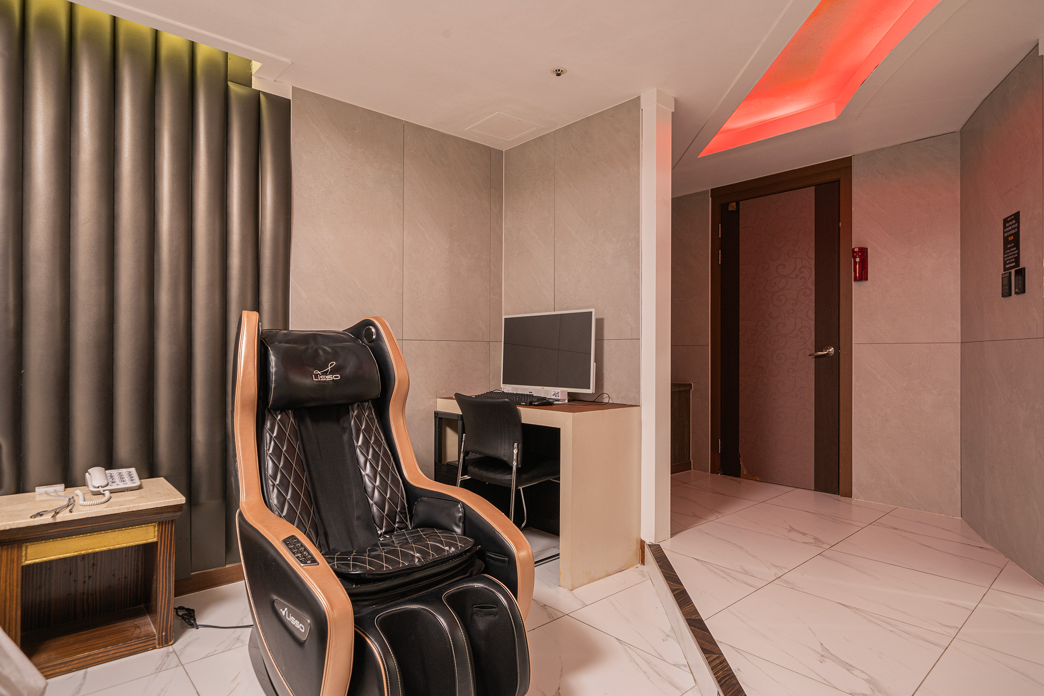 room detail thumbnail 2