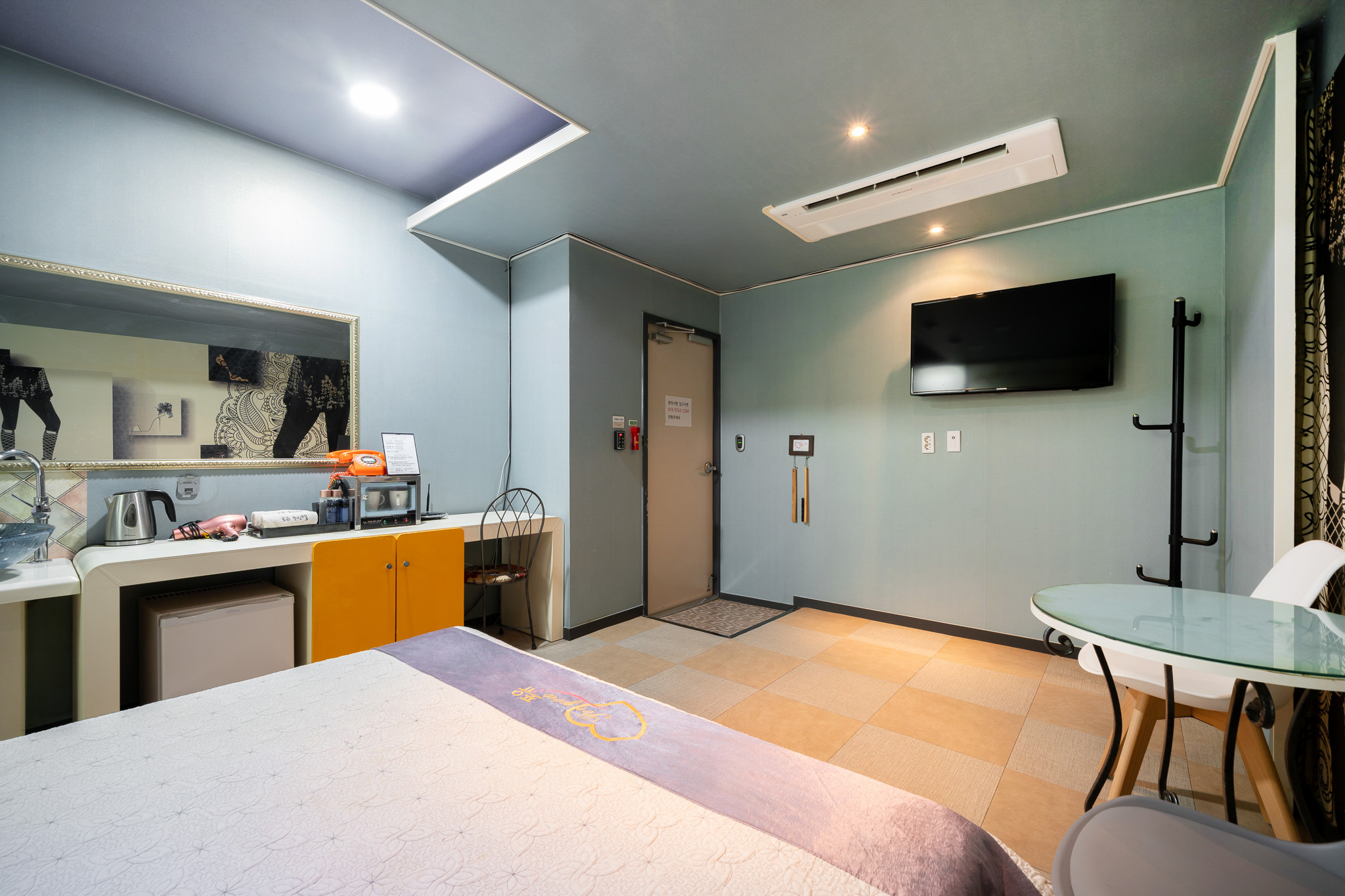 room detail thumbnail 2