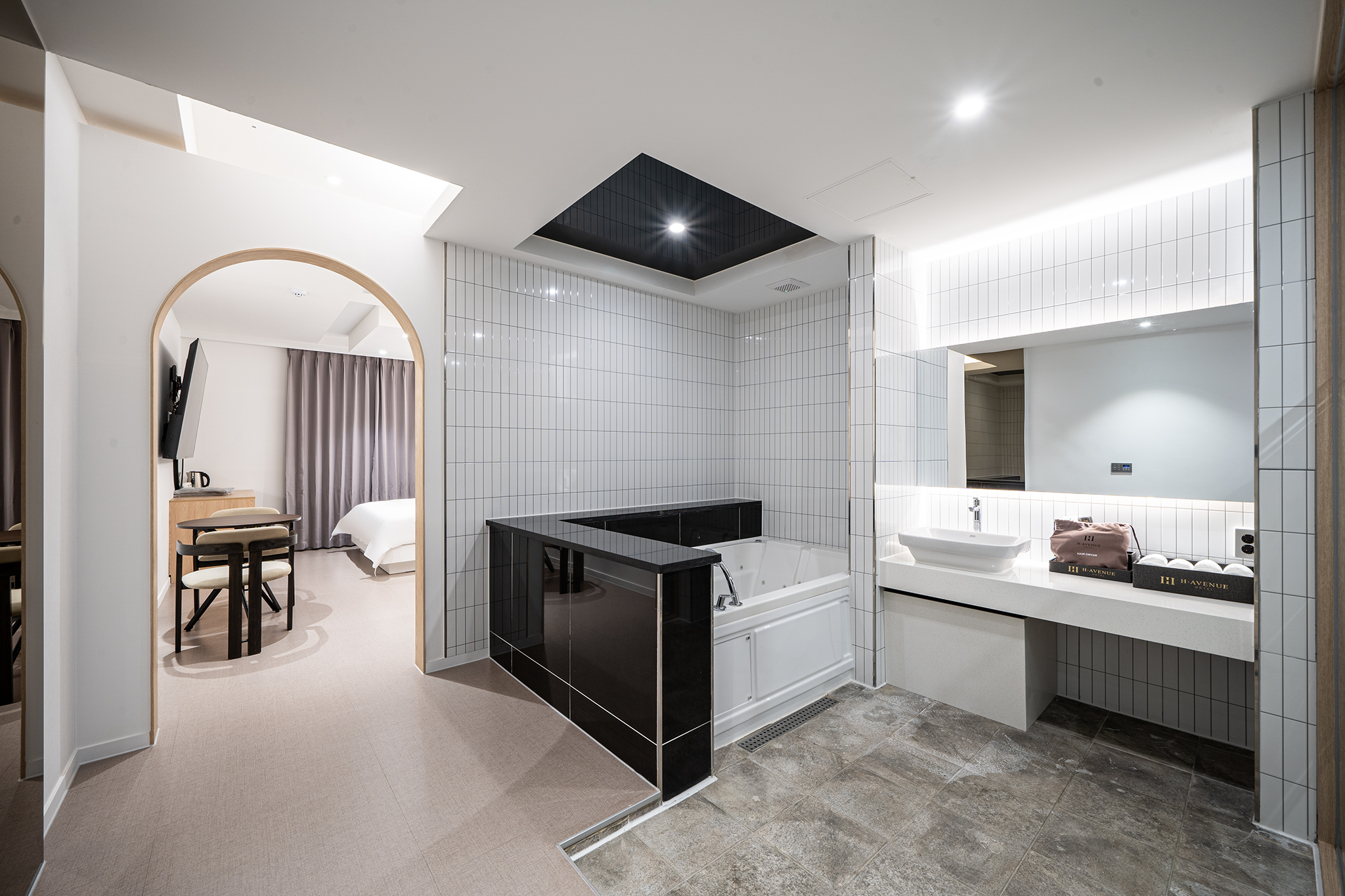 room detail thumbnail 2