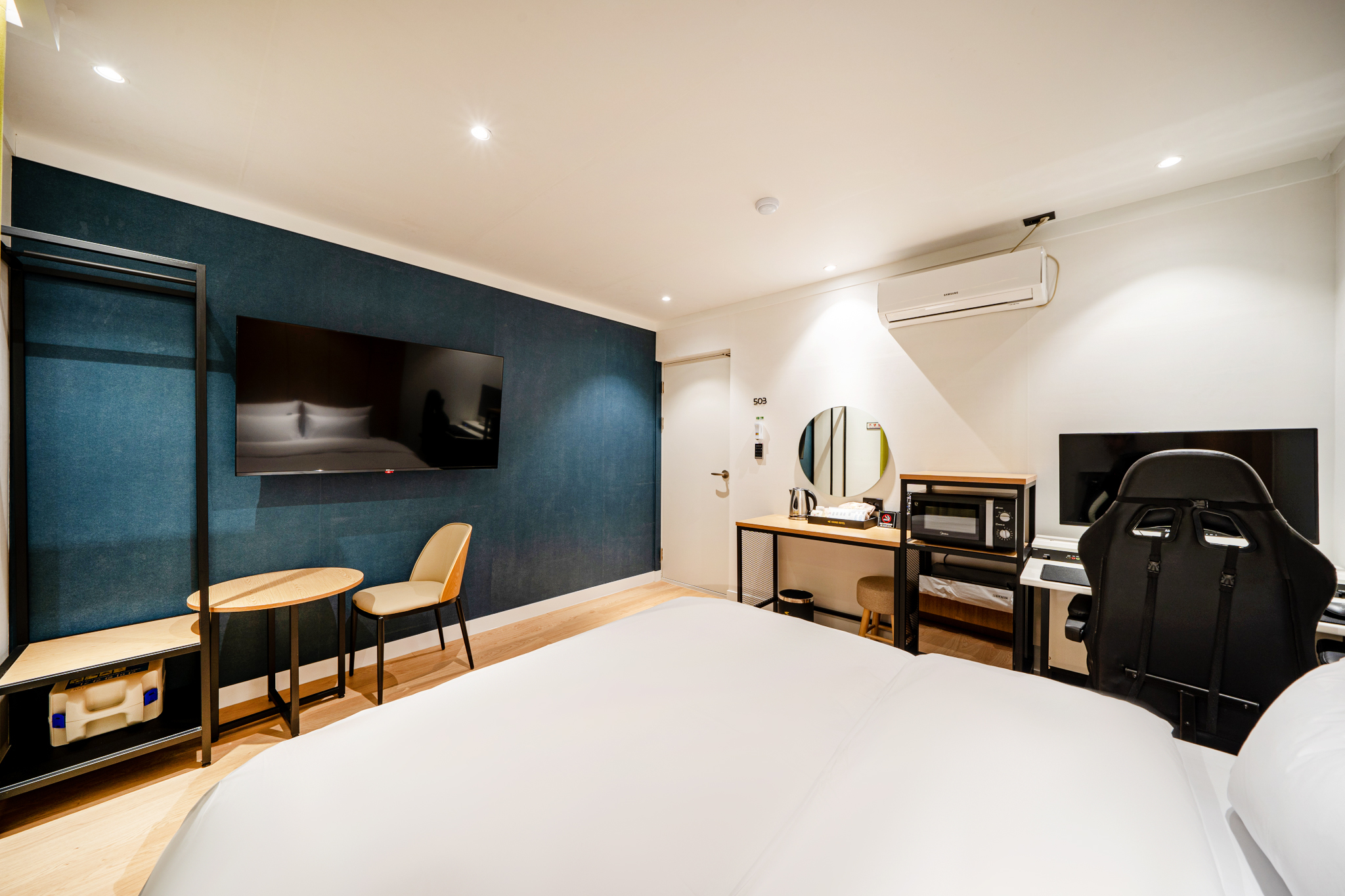 room detail thumbnail 2