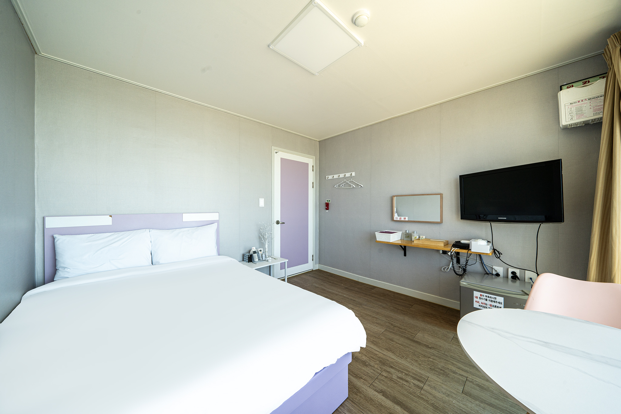 room detail thumbnail 2
