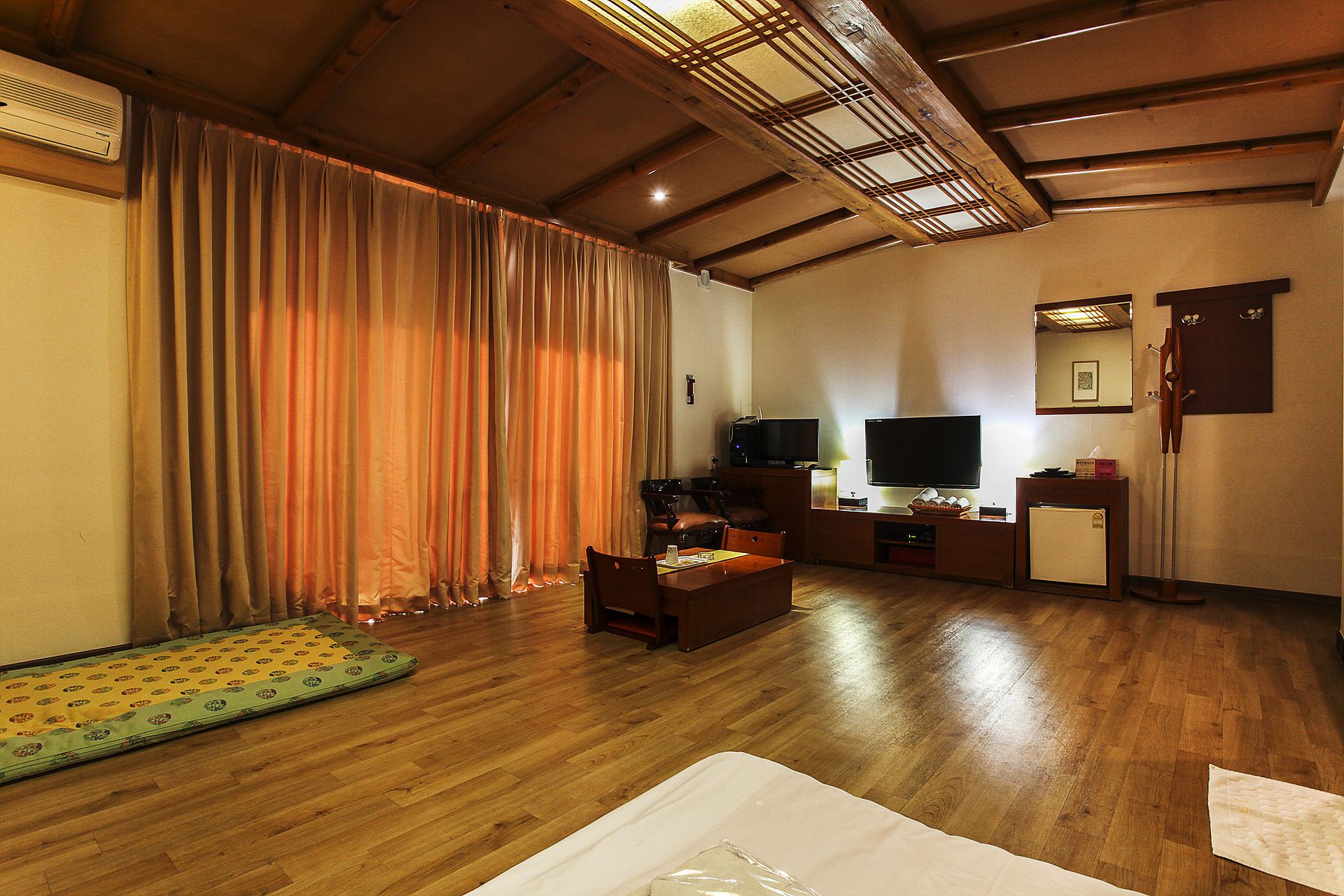 room detail thumbnail 2