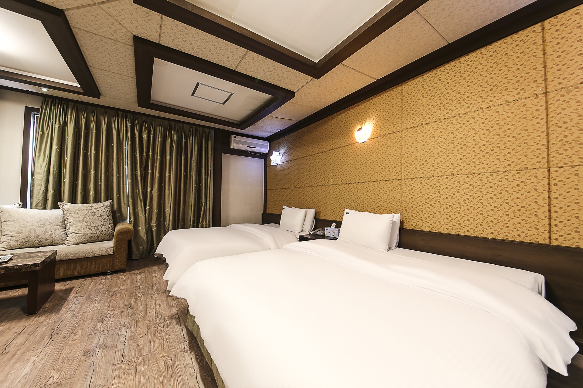 room detail thumbnail 2