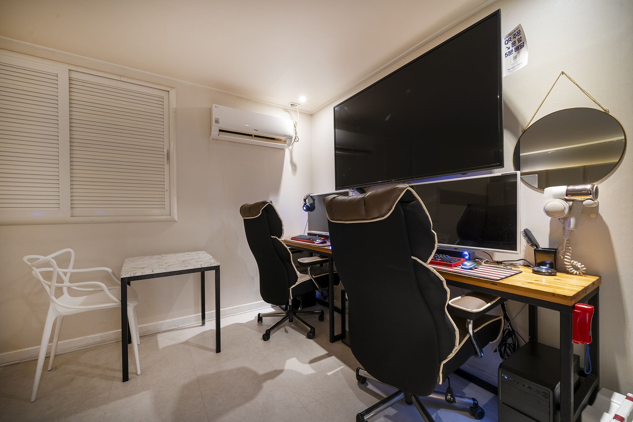 room detail thumbnail 2