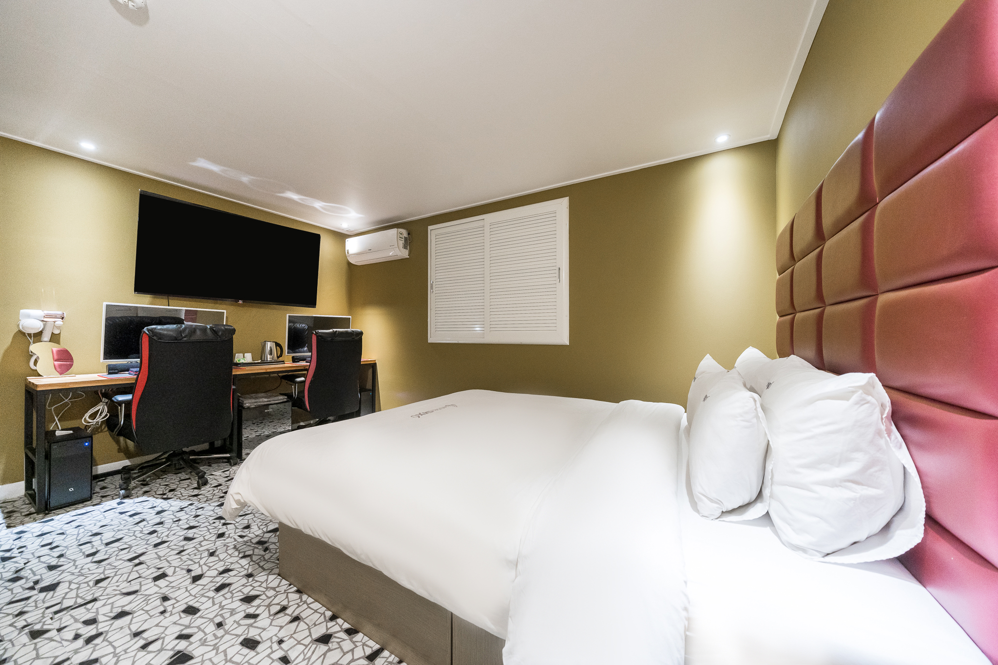 room detail thumbnail 1