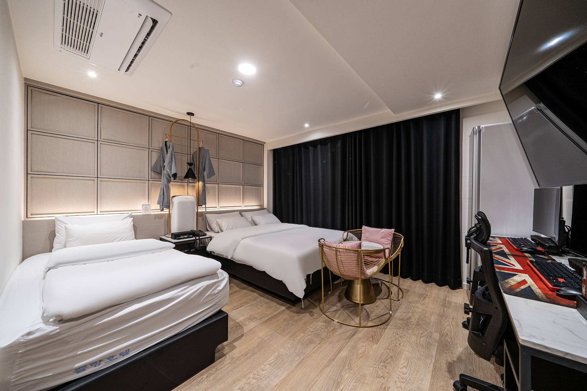 room detail thumbnail 1
