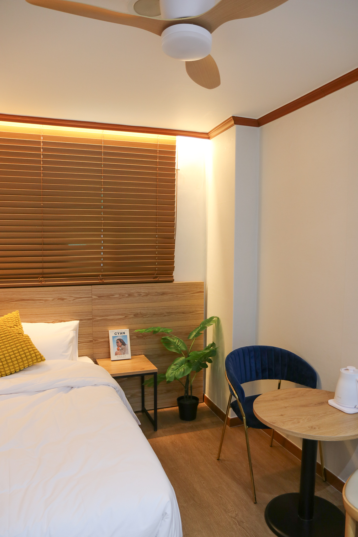room detail thumbnail 2