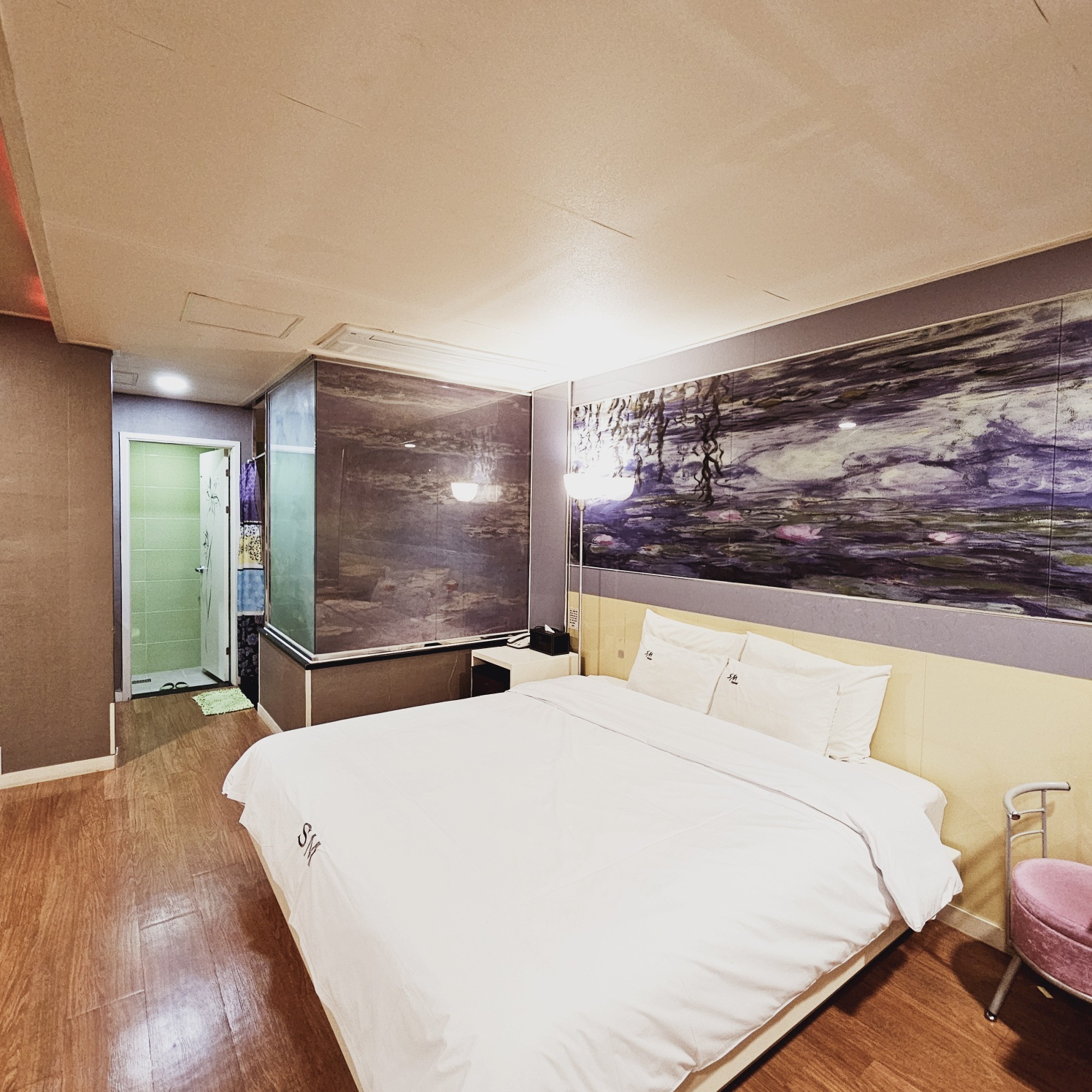 room detail thumbnail 1