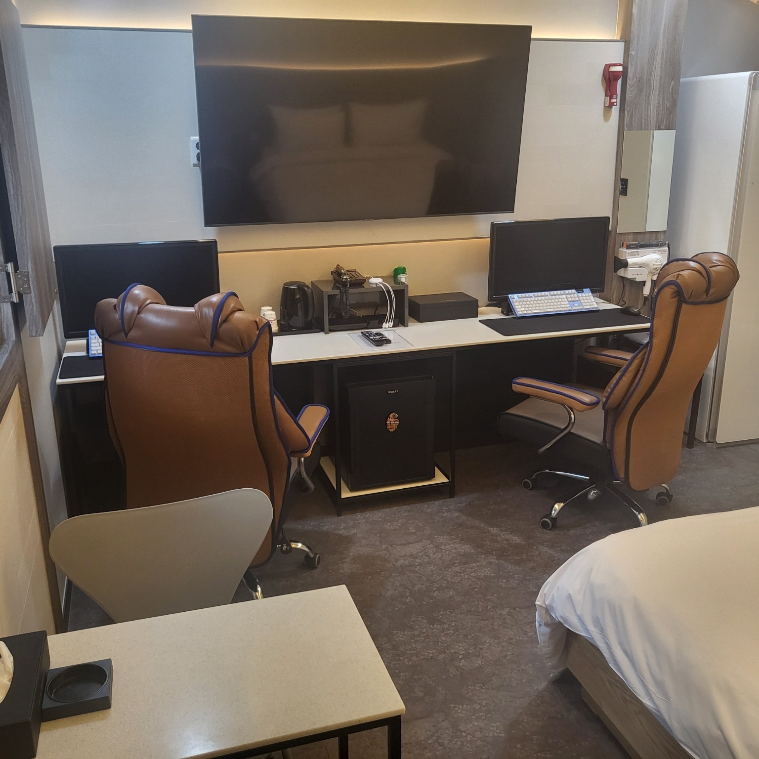 room detail thumbnail 2