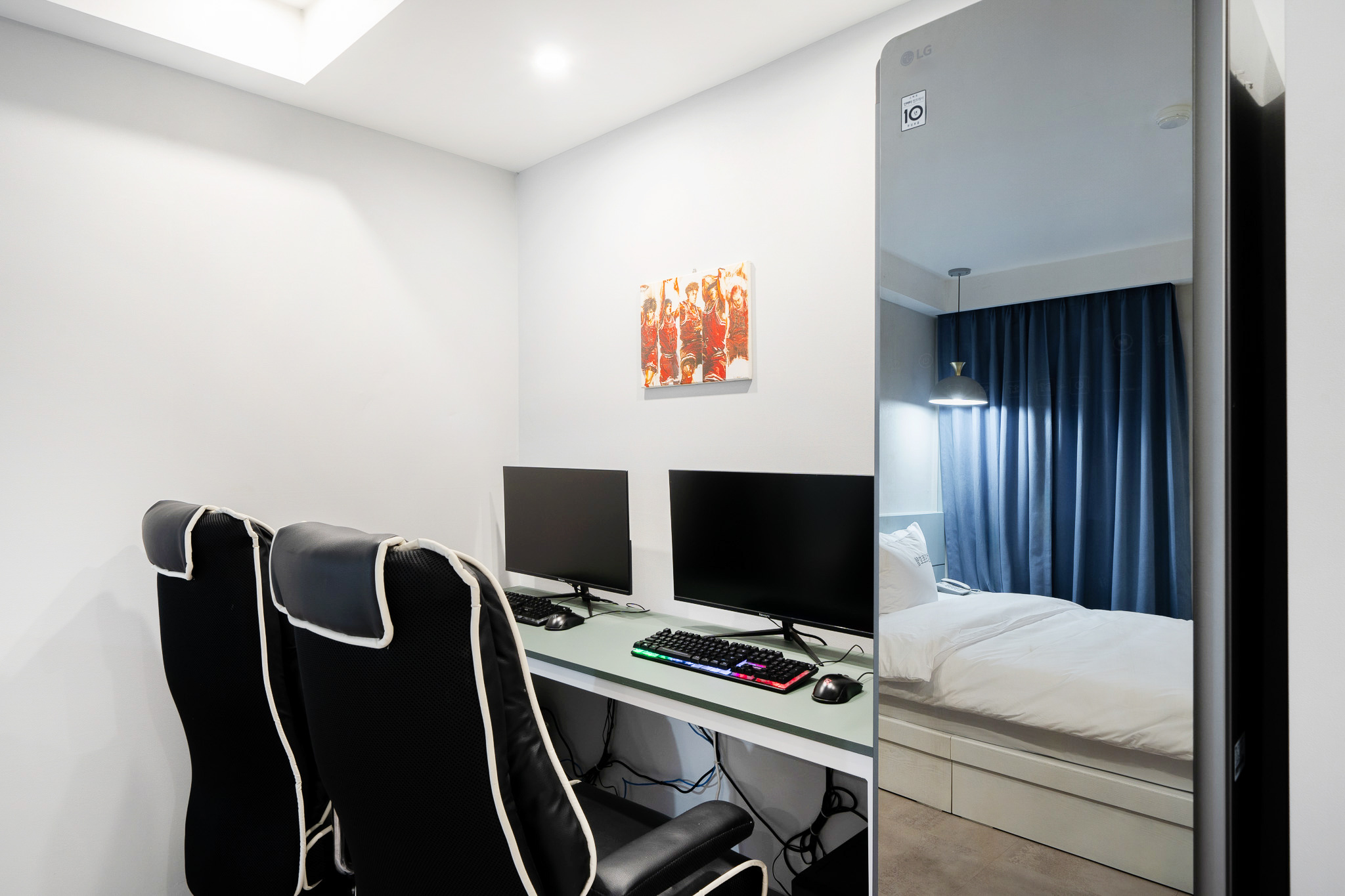 room detail thumbnail 2