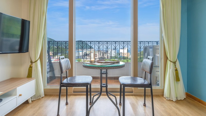 room detail thumbnail 2