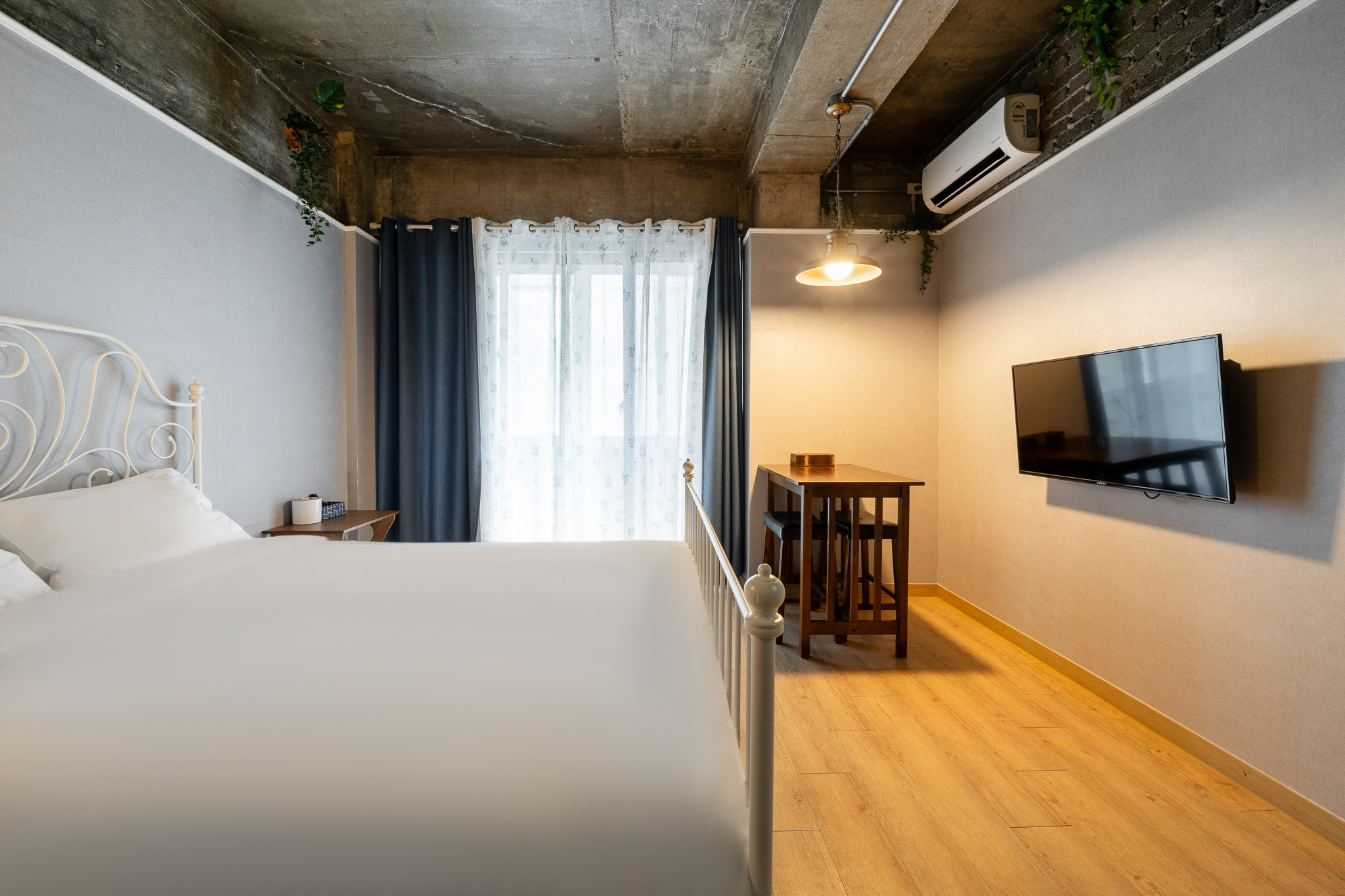 room detail thumbnail 2