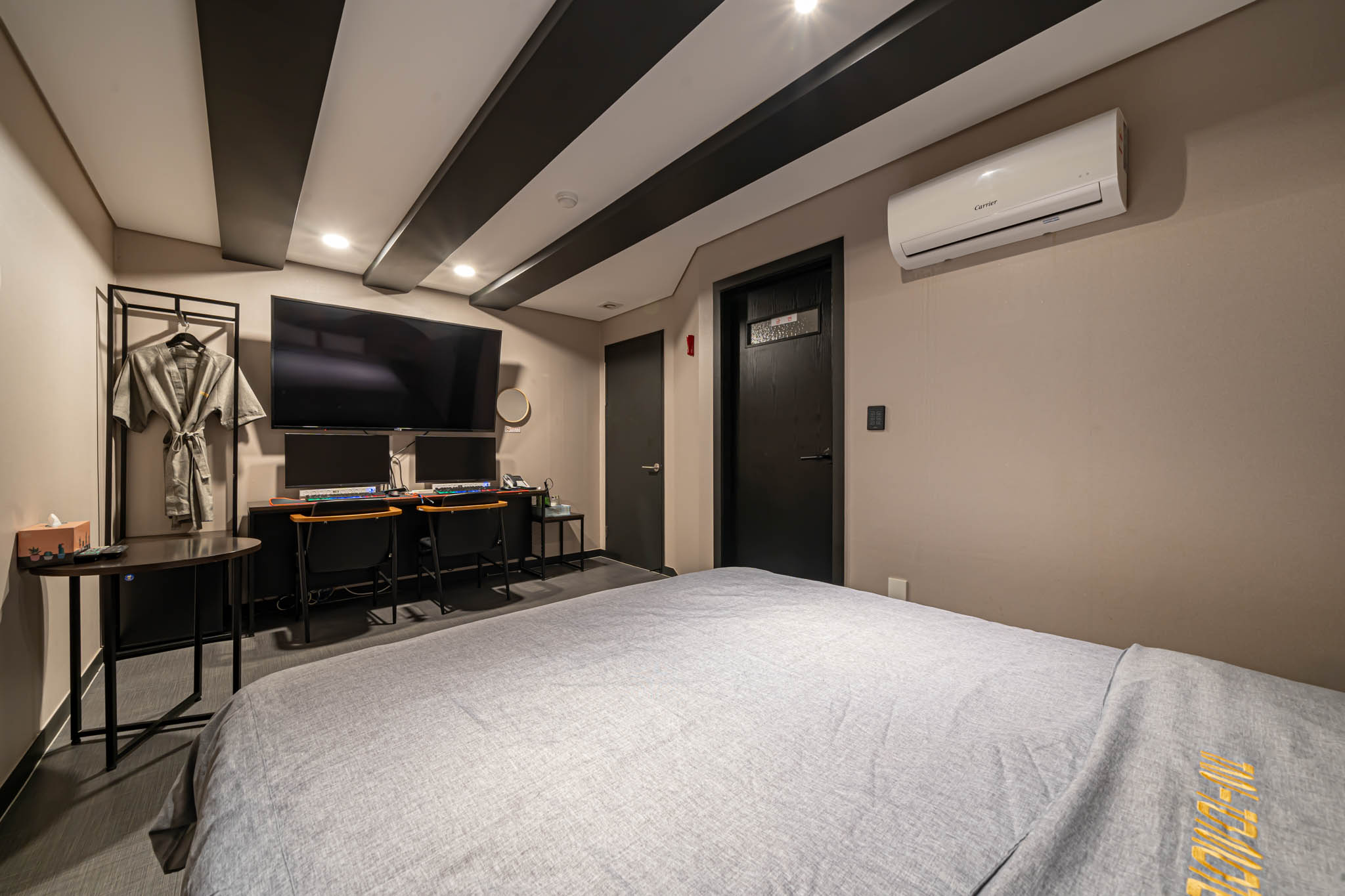 room detail thumbnail 2
