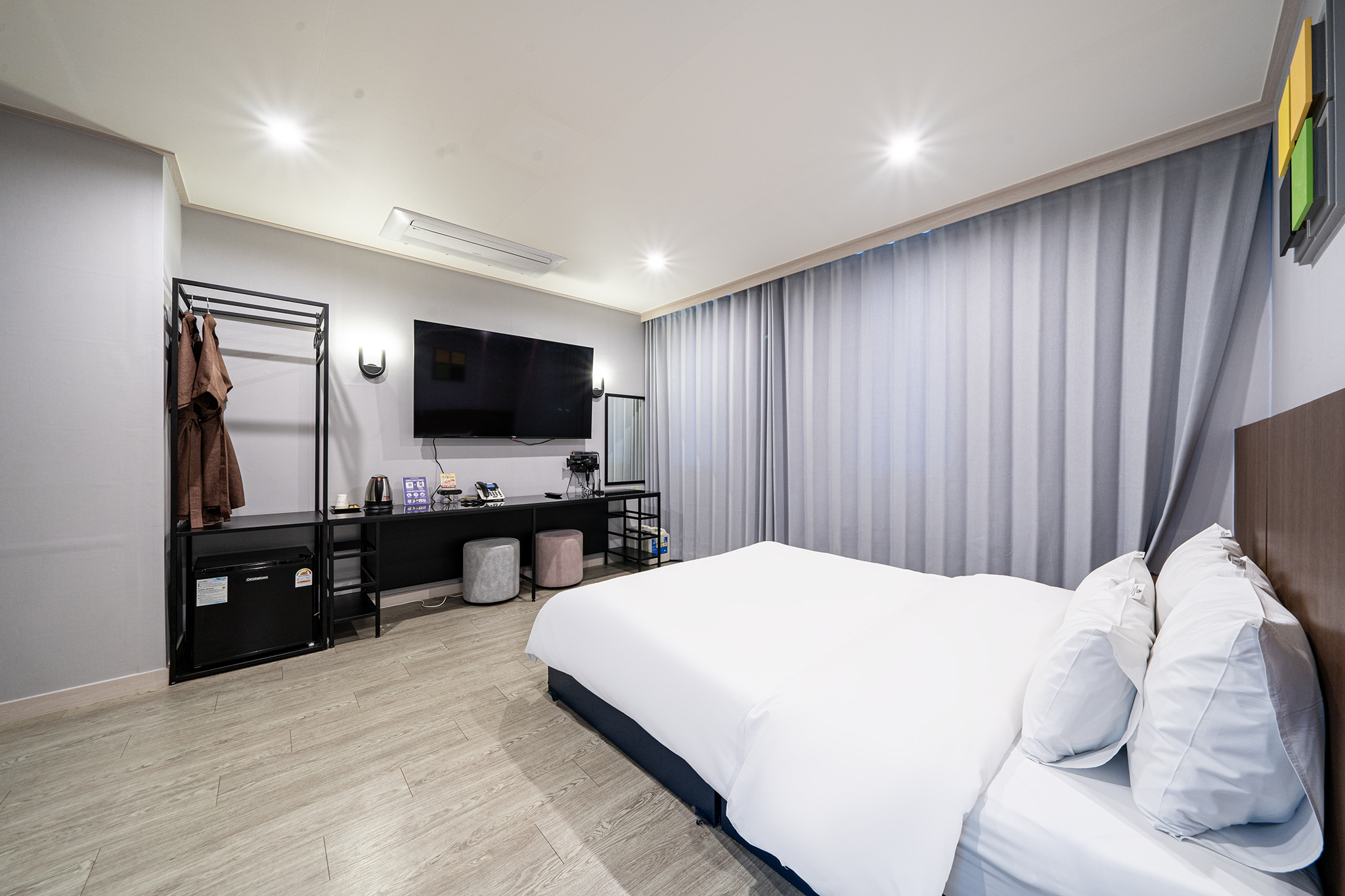 room detail thumbnail 2