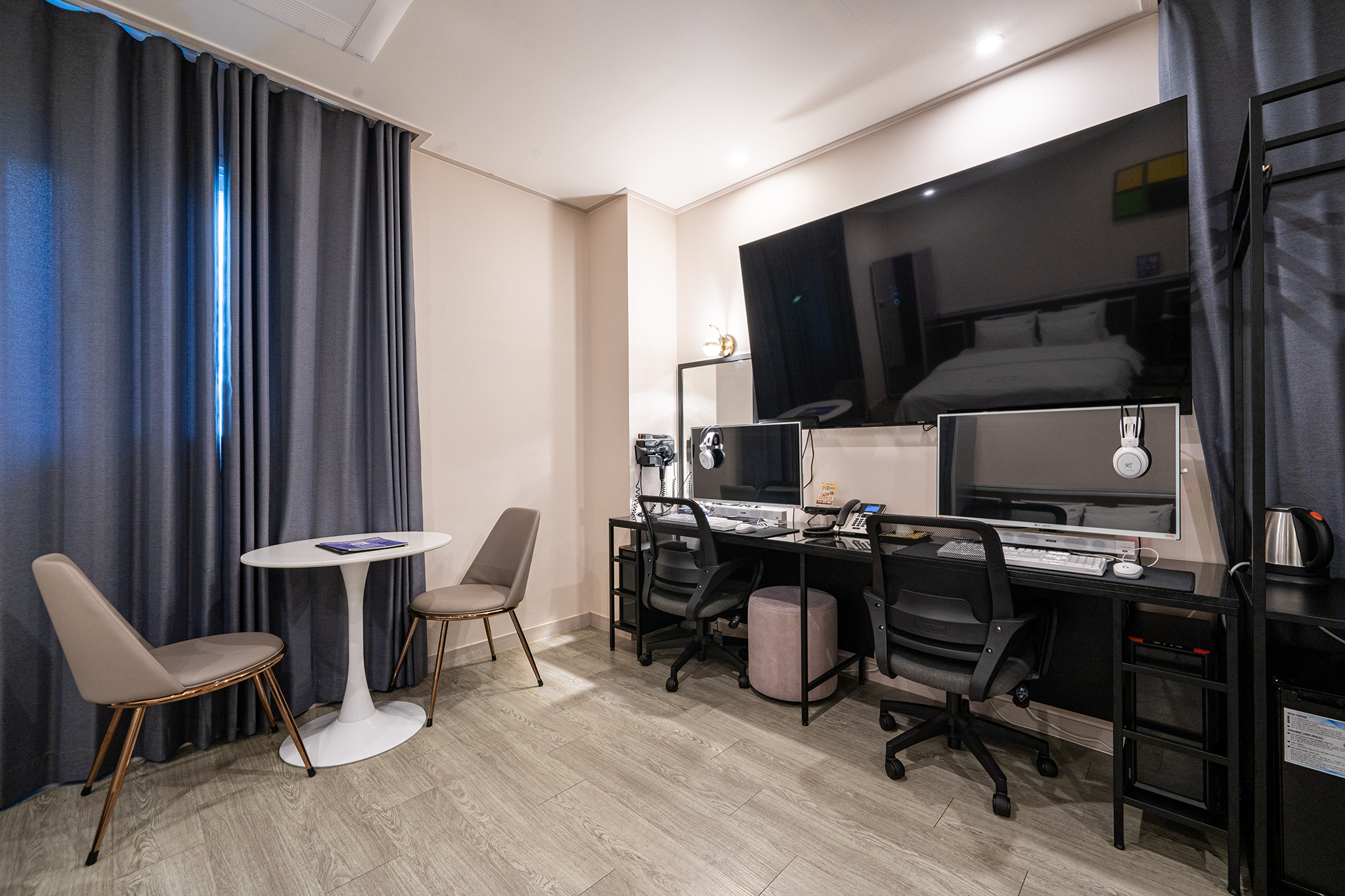 room detail thumbnail 2