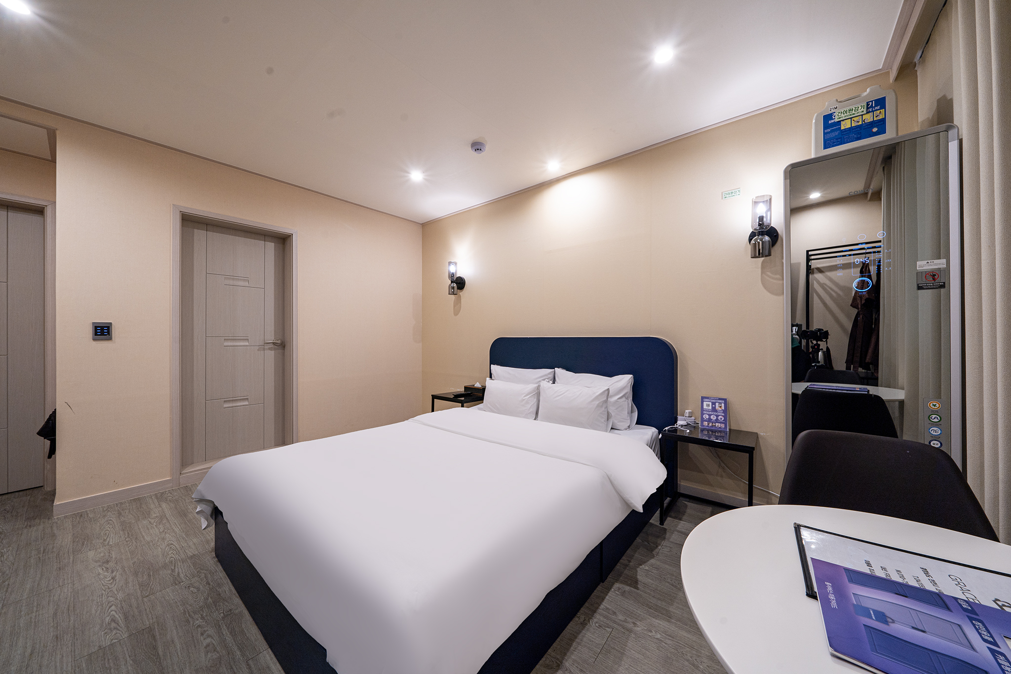 room detail thumbnail 2