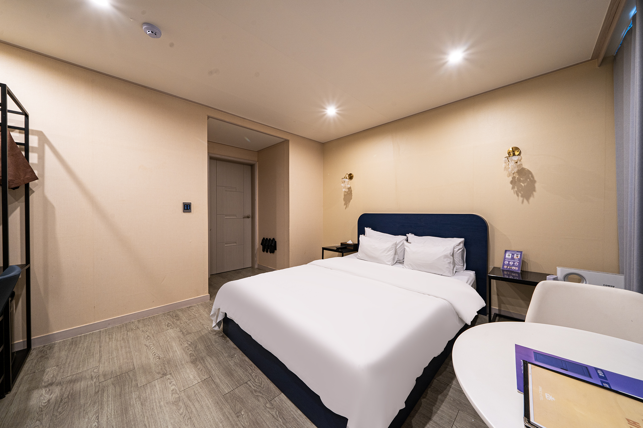 room detail thumbnail 2